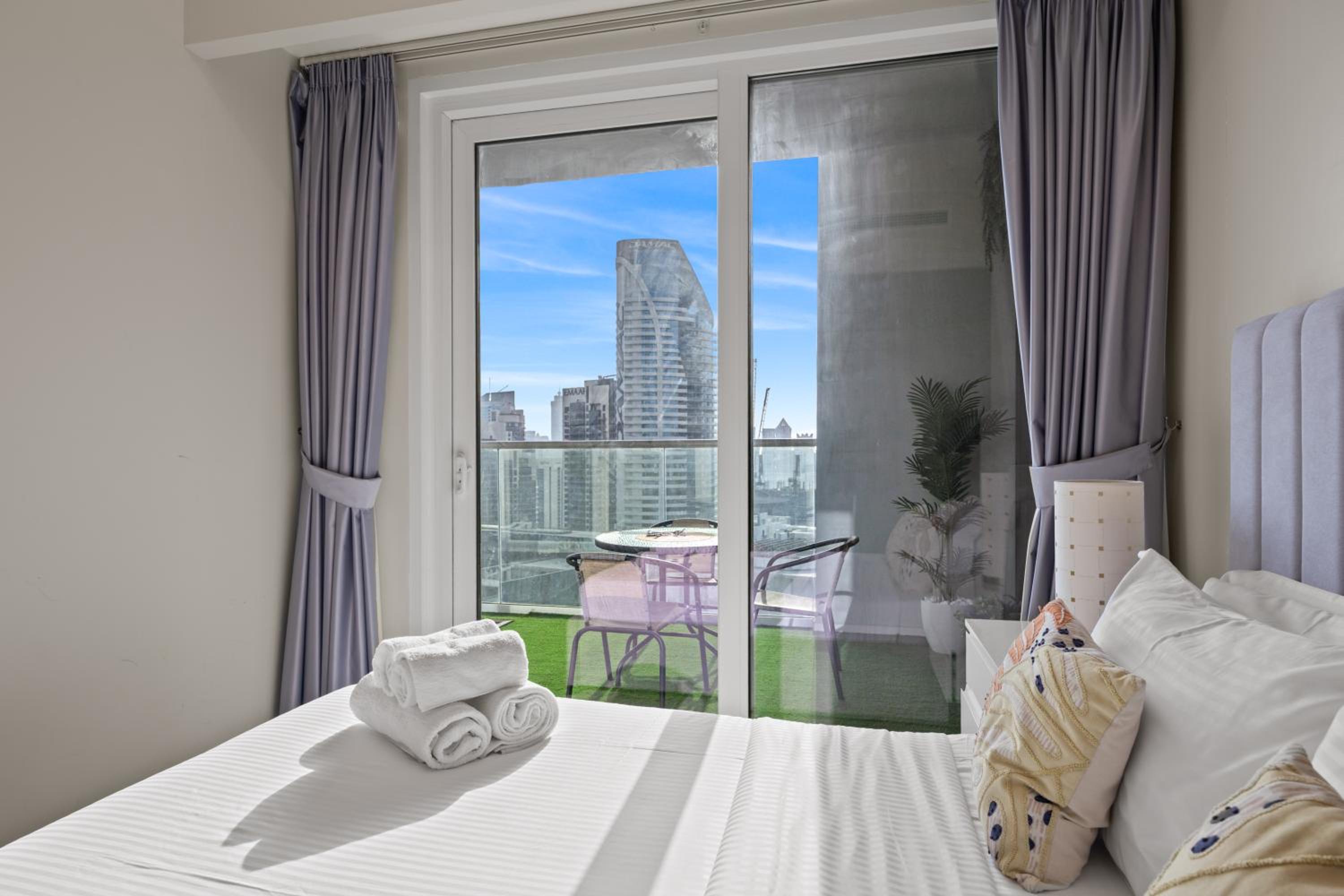 Burj khalifa and Canal views - Luxury Apartments for Rent in Dubai Business Bay