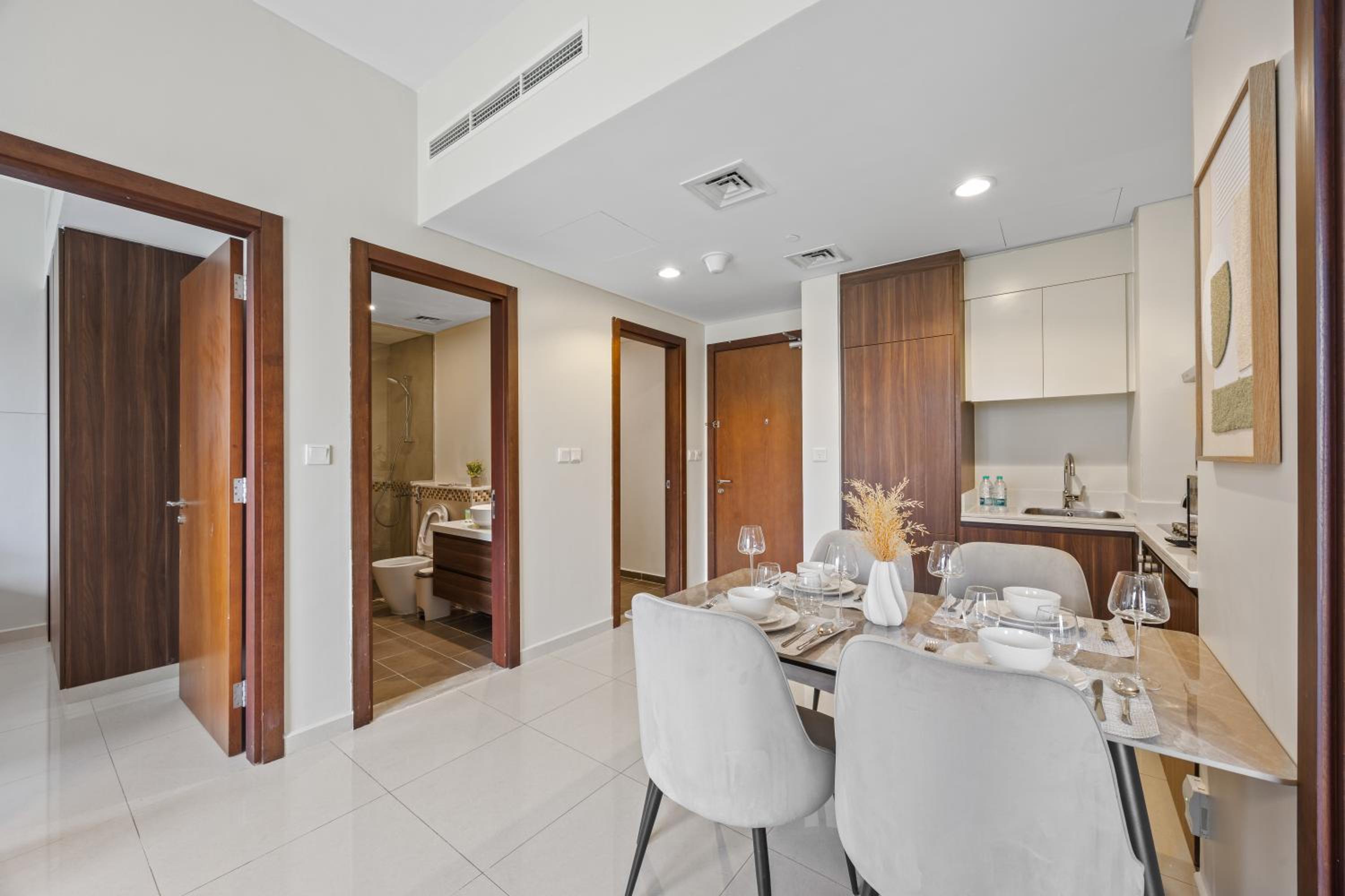 Burj khalifa and Canal views - Luxury Apartments for Rent in Dubai Business Bay