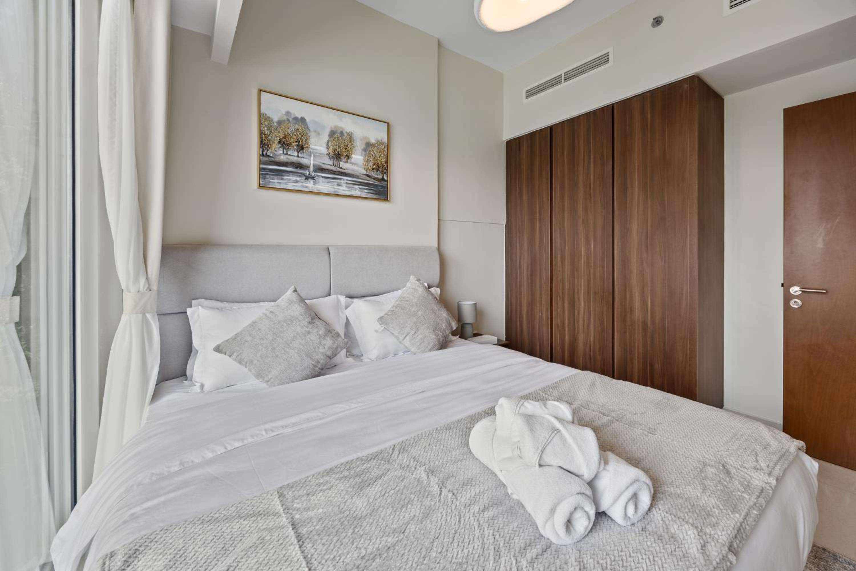 Burj khalifa and Canal views - Luxury Apartments for Rent in Dubai Business Bay