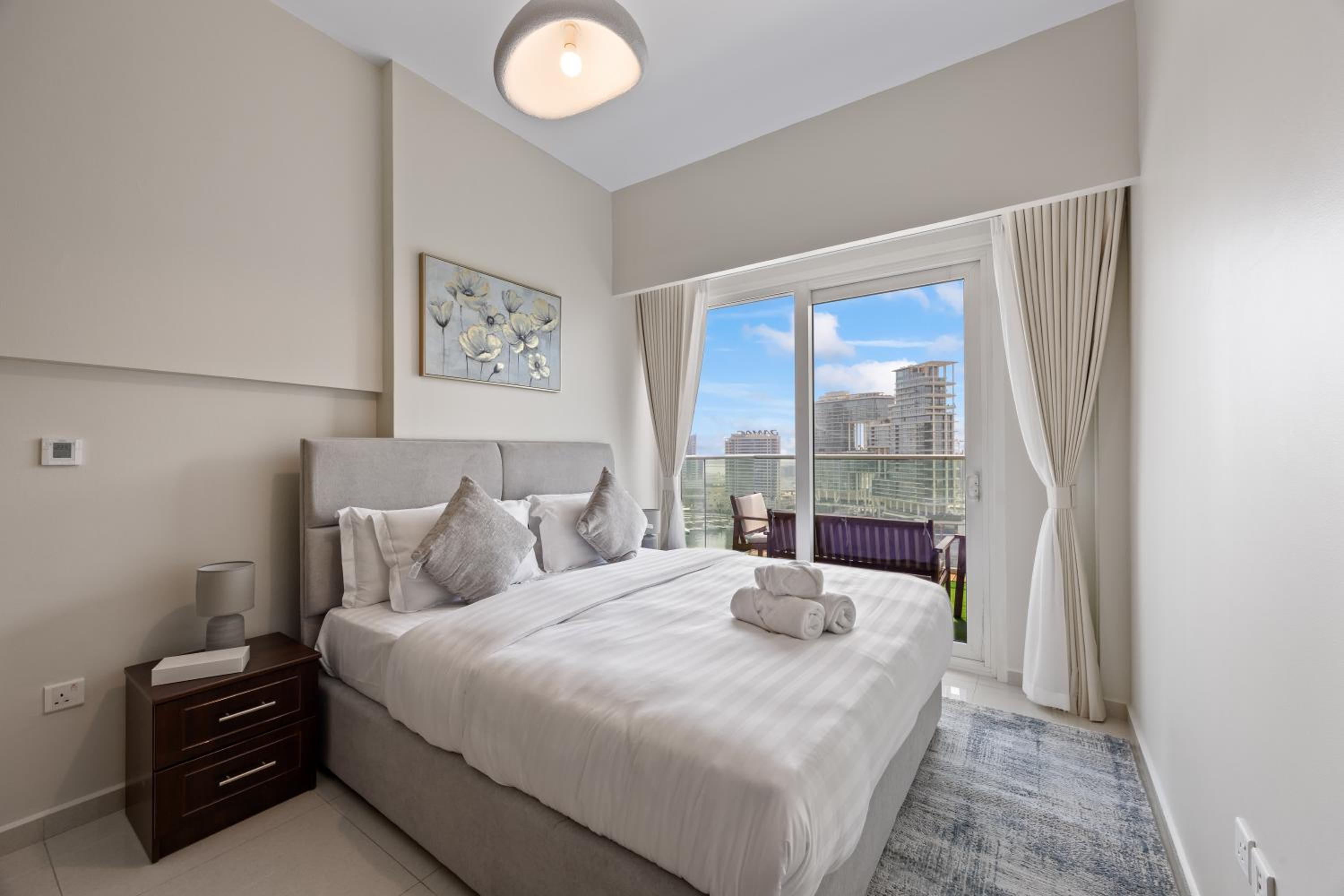 Burj khalifa and Canal views - Luxury Apartments for Rent in Dubai Business Bay