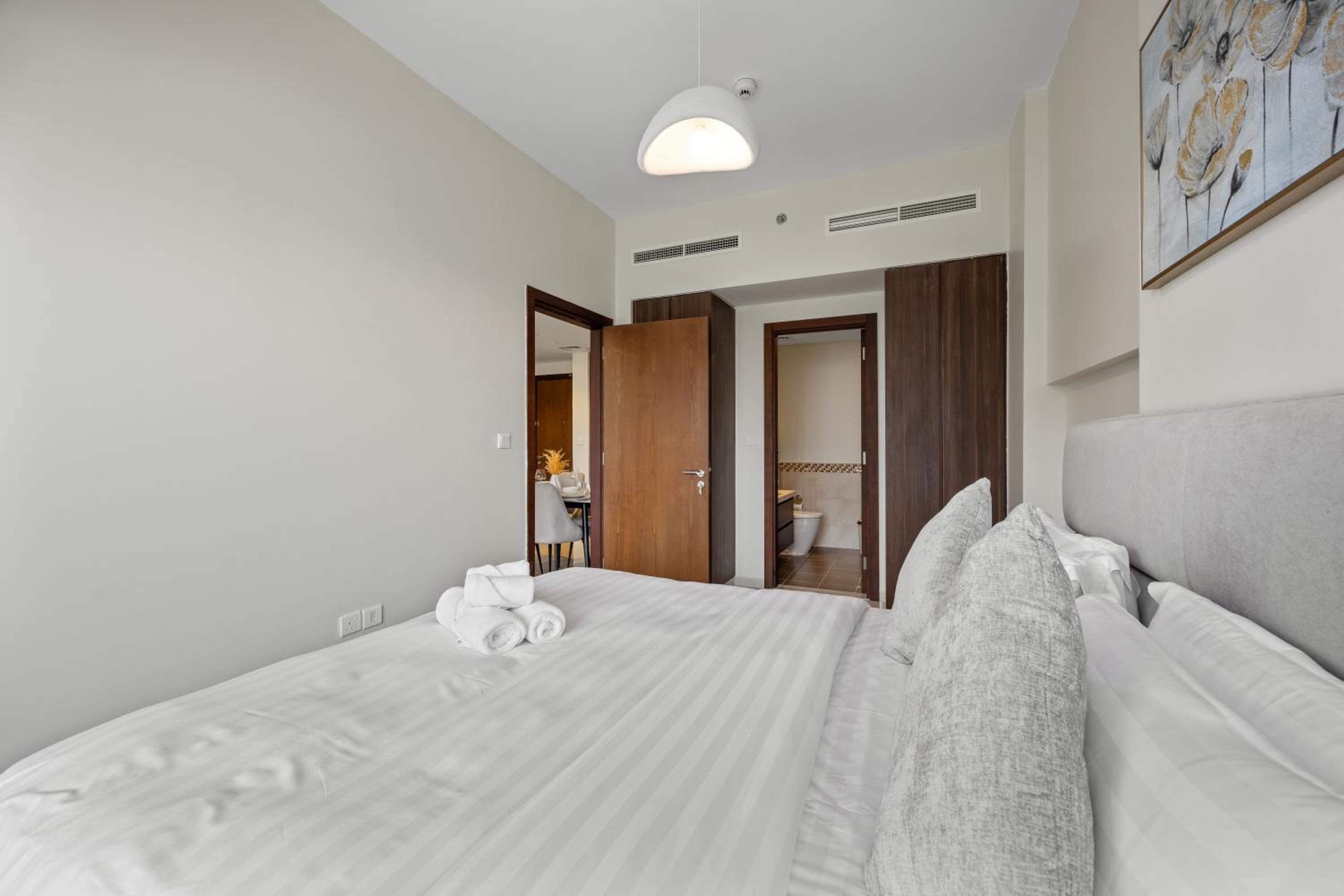 Burj khalifa and Canal views - Luxury Apartments for Rent in Dubai Business Bay