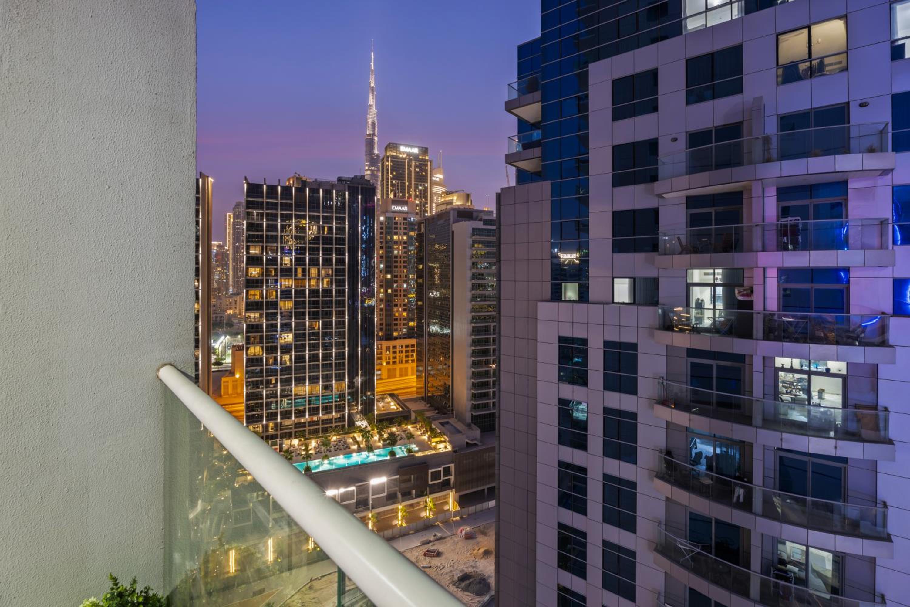 Burj khalifa and Canal views - Luxury Apartments for Rent in Dubai Business Bay