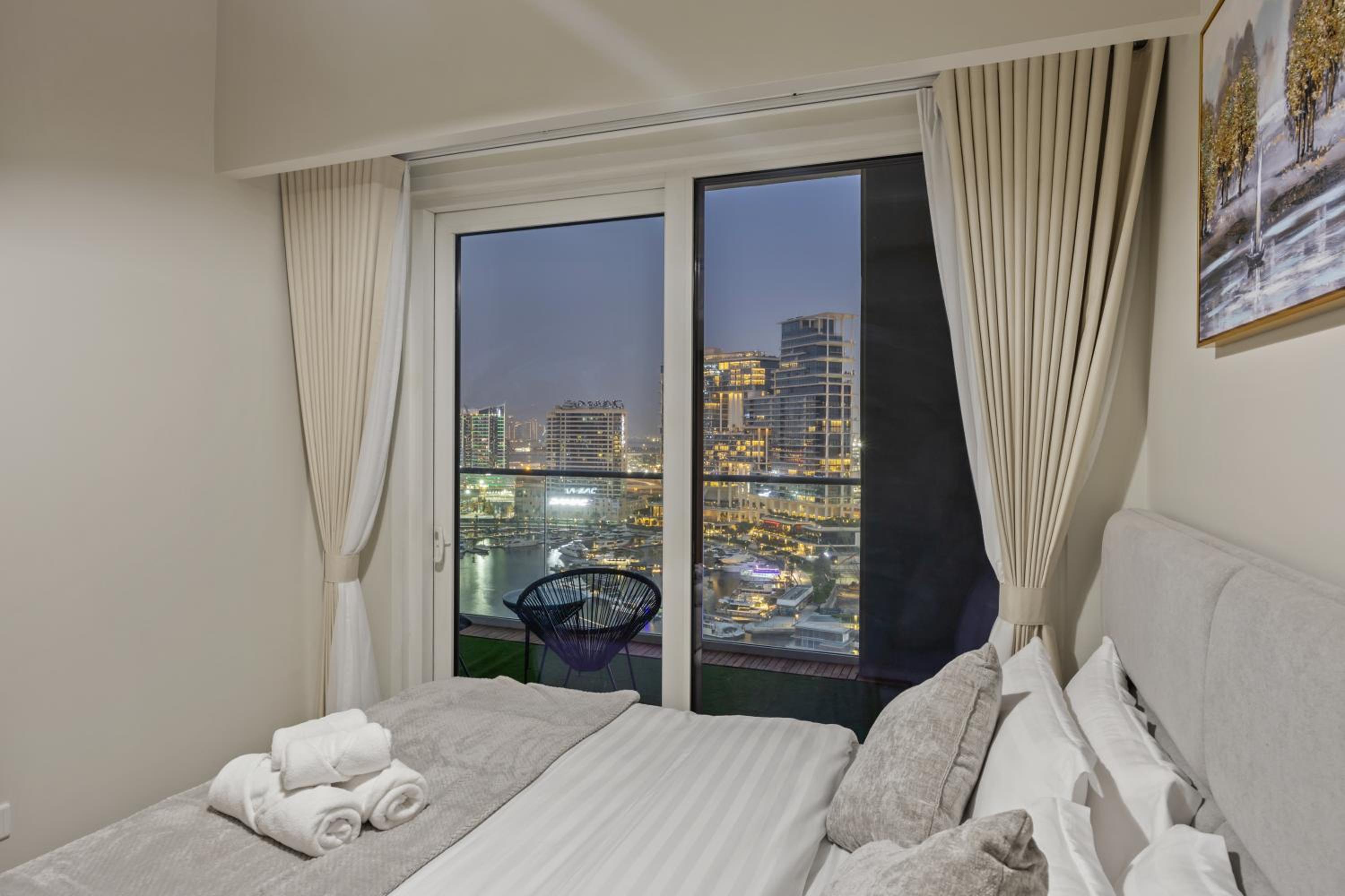 Burj khalifa and Canal views - Luxury Apartments for Rent in Dubai Business Bay