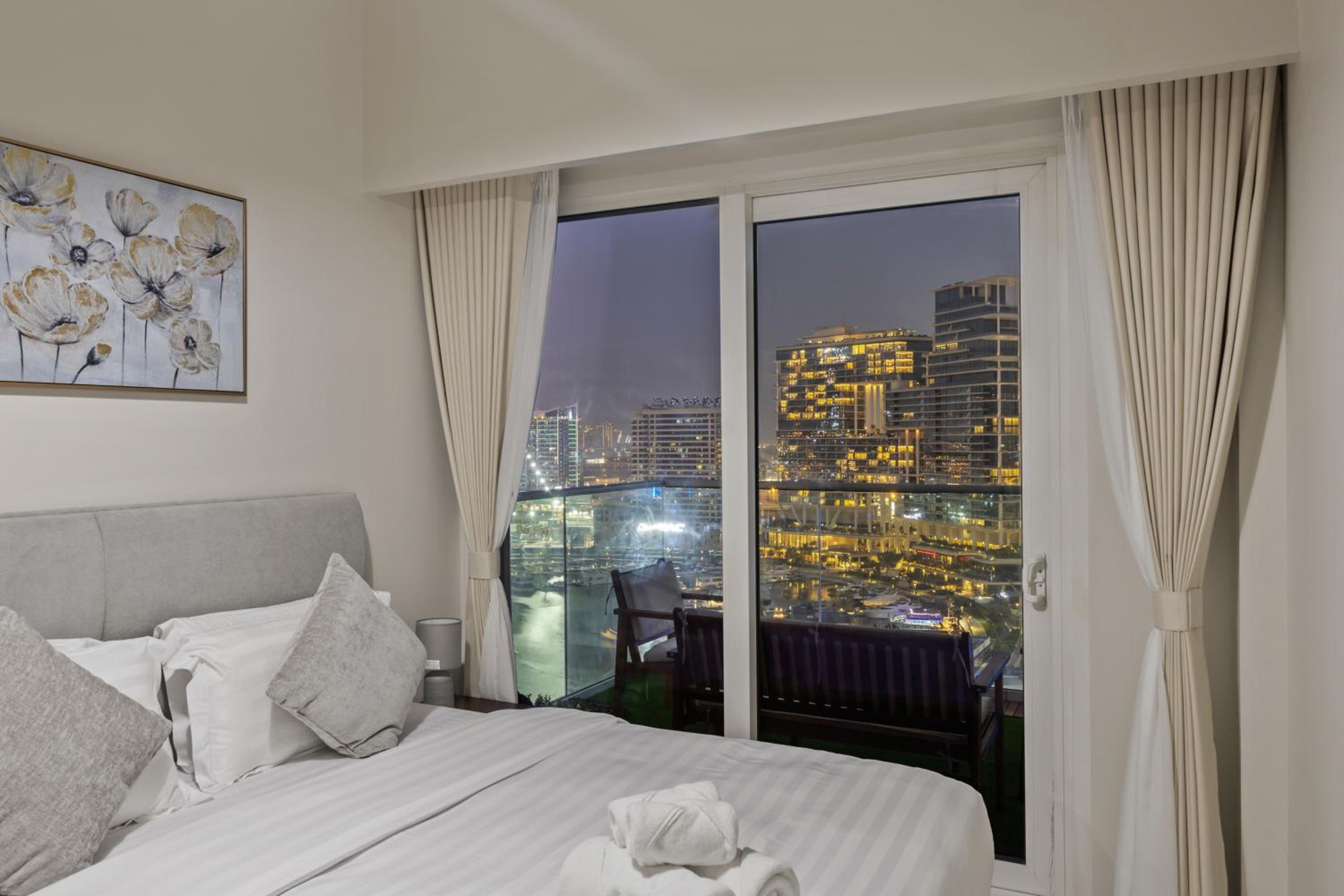 Burj khalifa and Canal views - Luxury Apartments for Rent in Dubai Business Bay