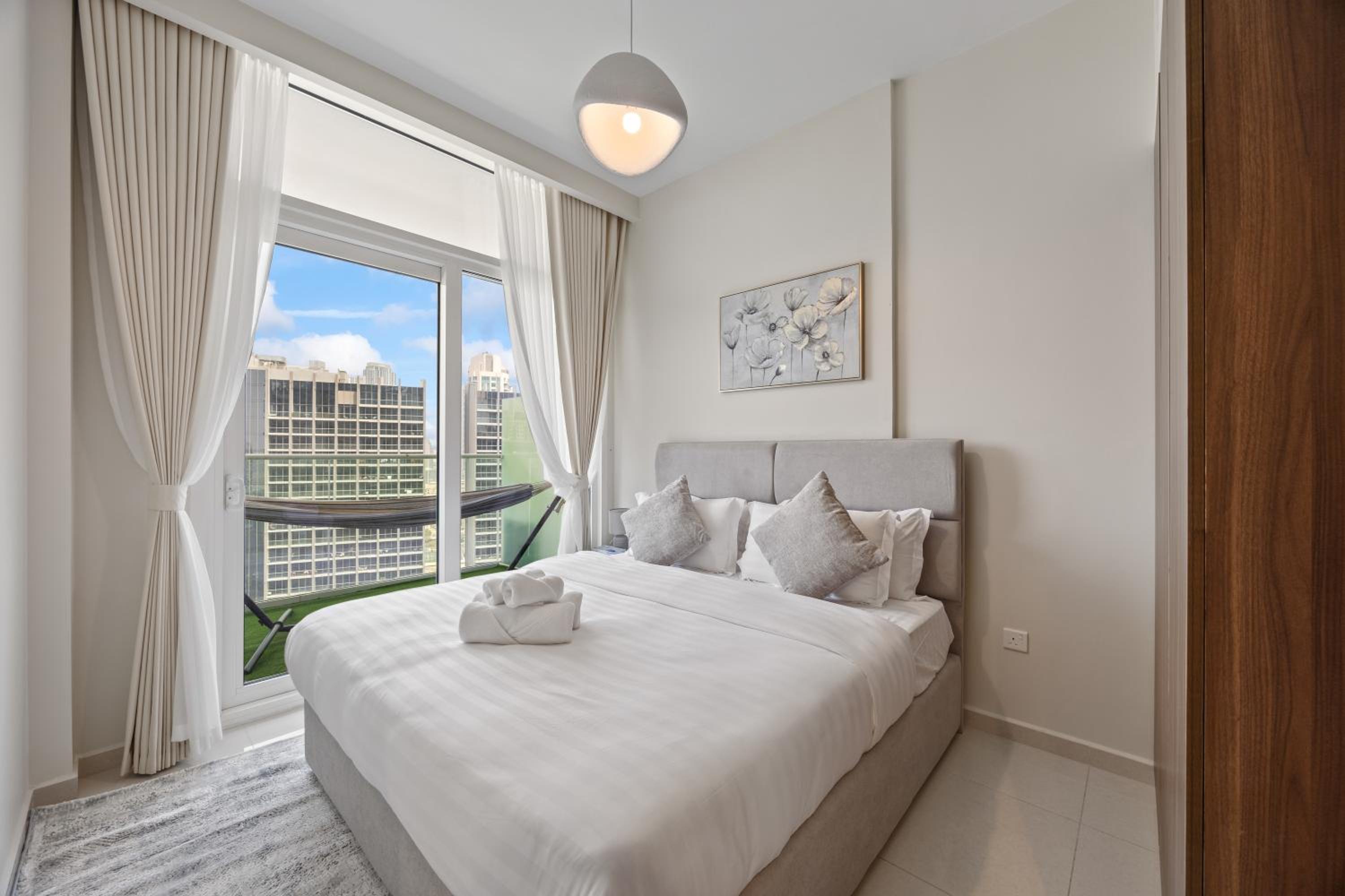 Burj khalifa and Canal views - Luxury Apartments for Rent in Dubai Business Bay