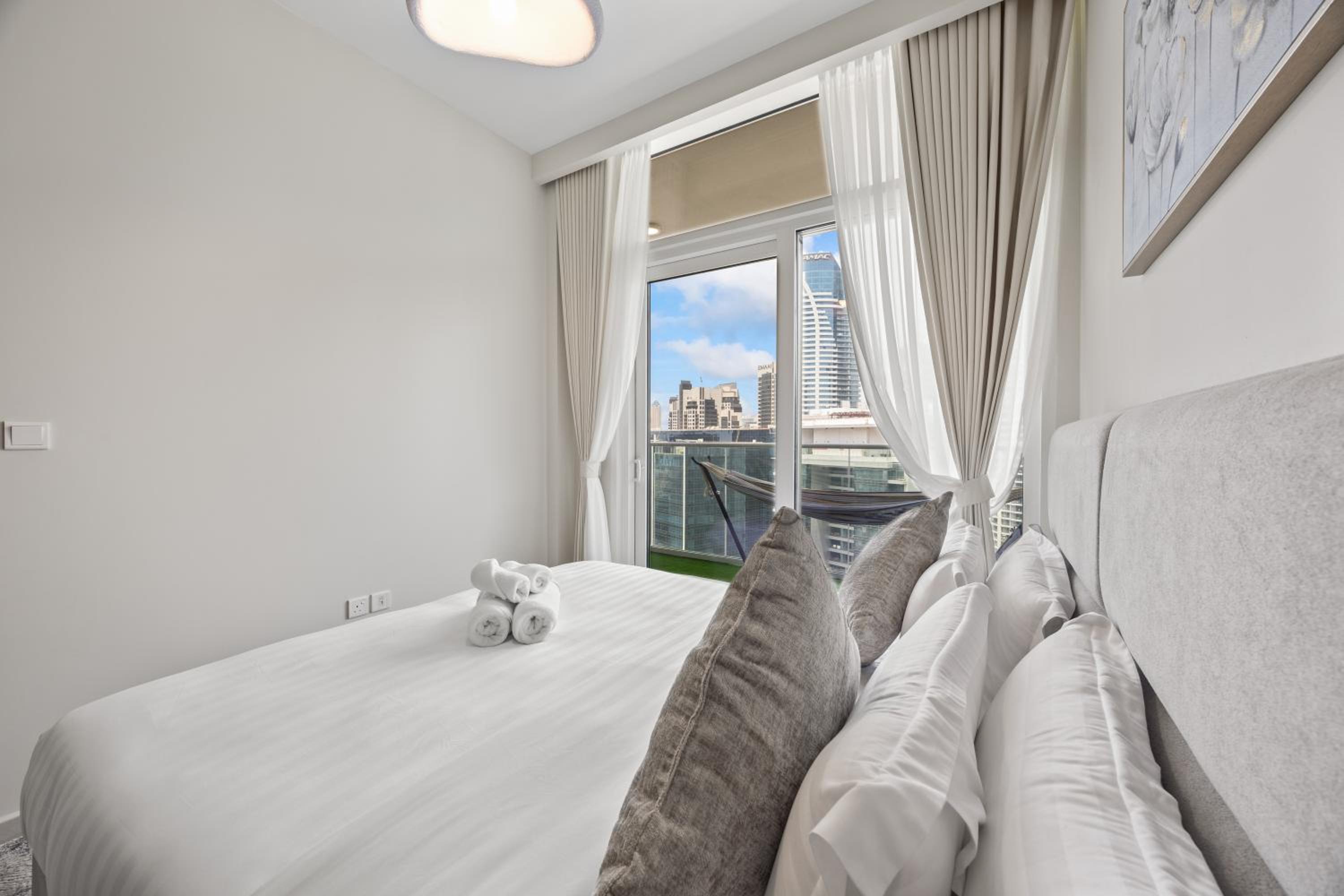 Burj khalifa and Canal views - Luxury Apartments for Rent in Dubai Business Bay