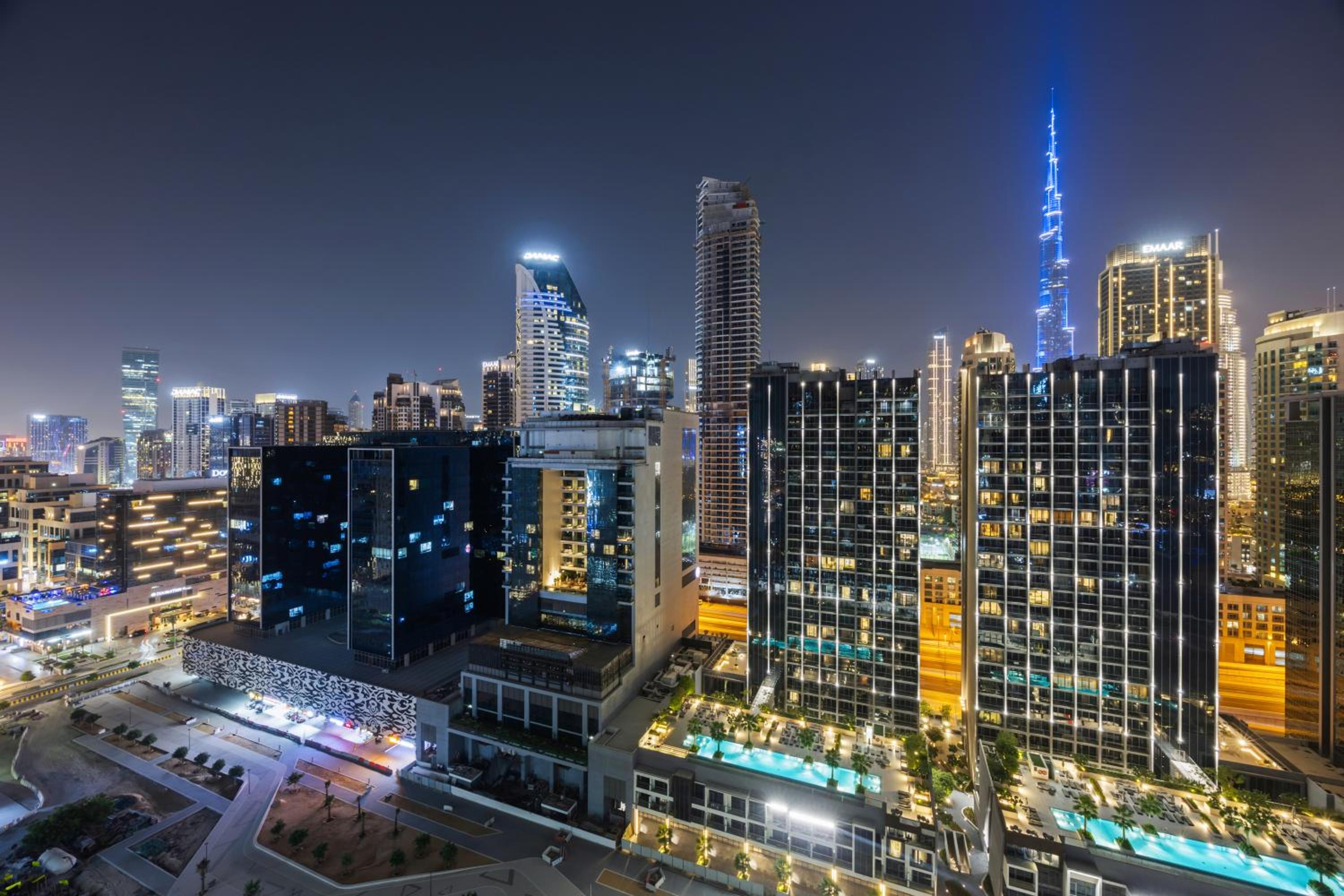 Burj khalifa and Canal views - Luxury Apartments for Rent in Dubai Business Bay