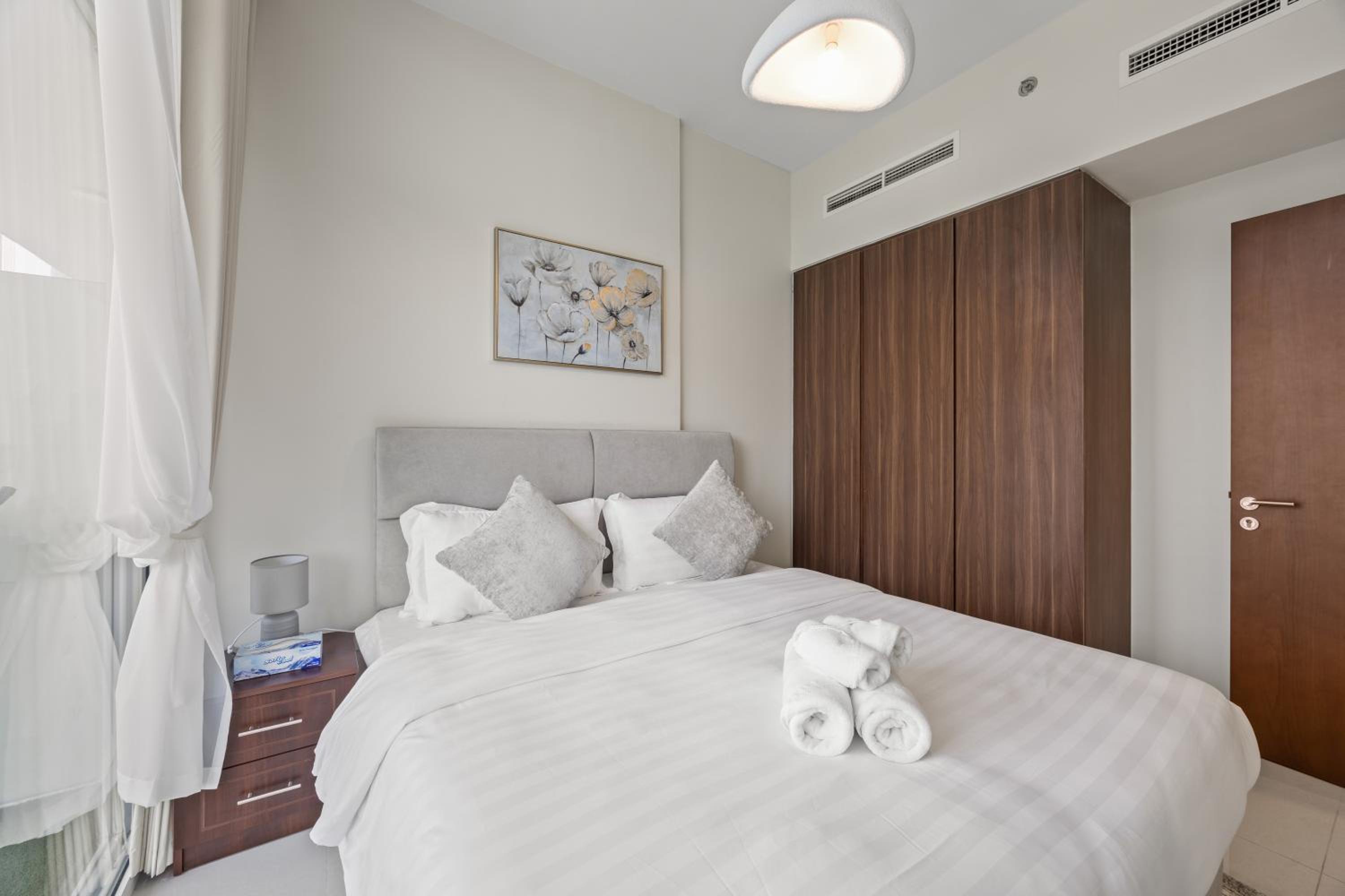 Burj khalifa and Canal views - Luxury Apartments for Rent in Dubai Business Bay