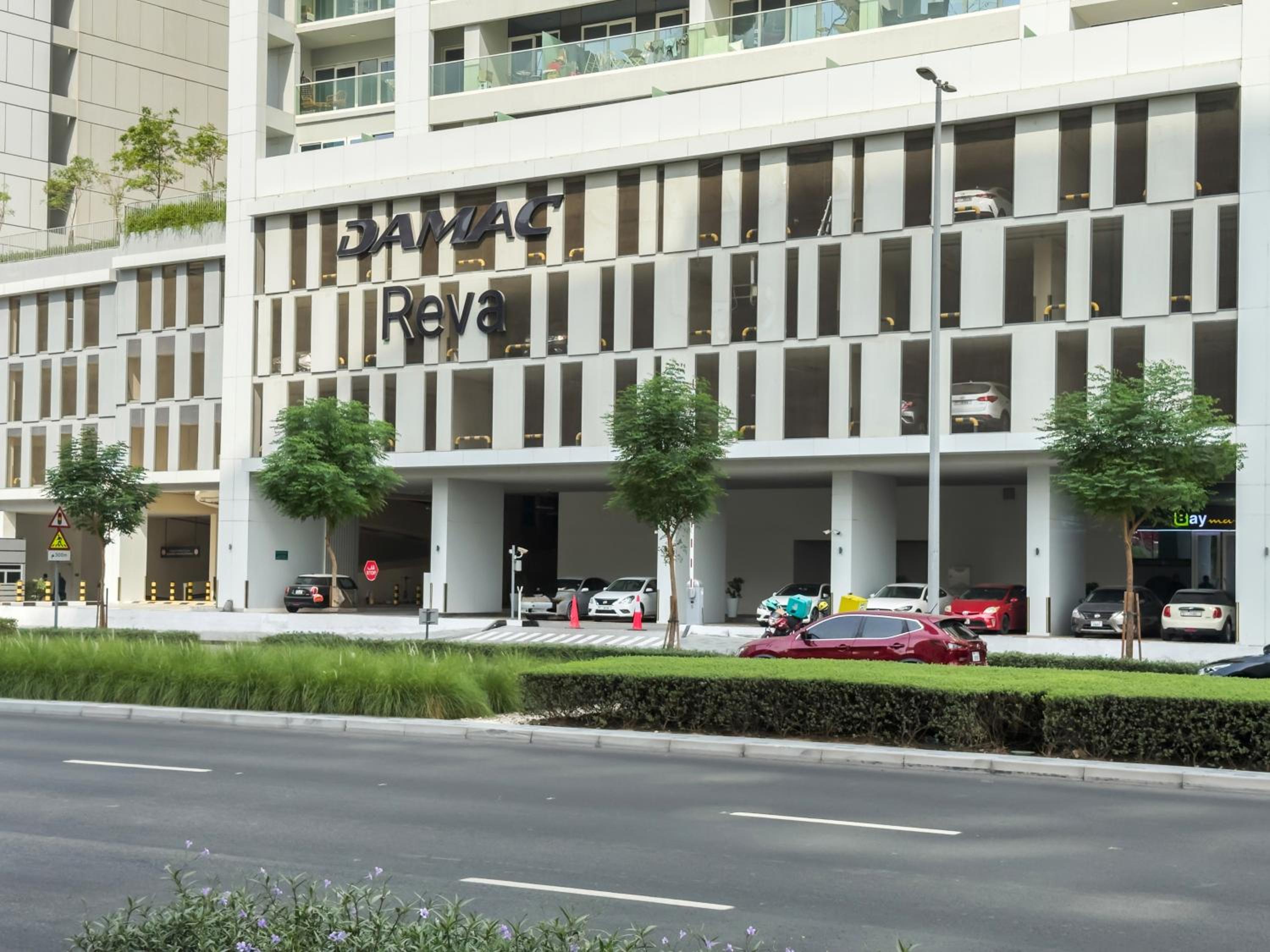 Burj khalifa and Canal views - Luxury Apartments for Rent in Dubai Business Bay