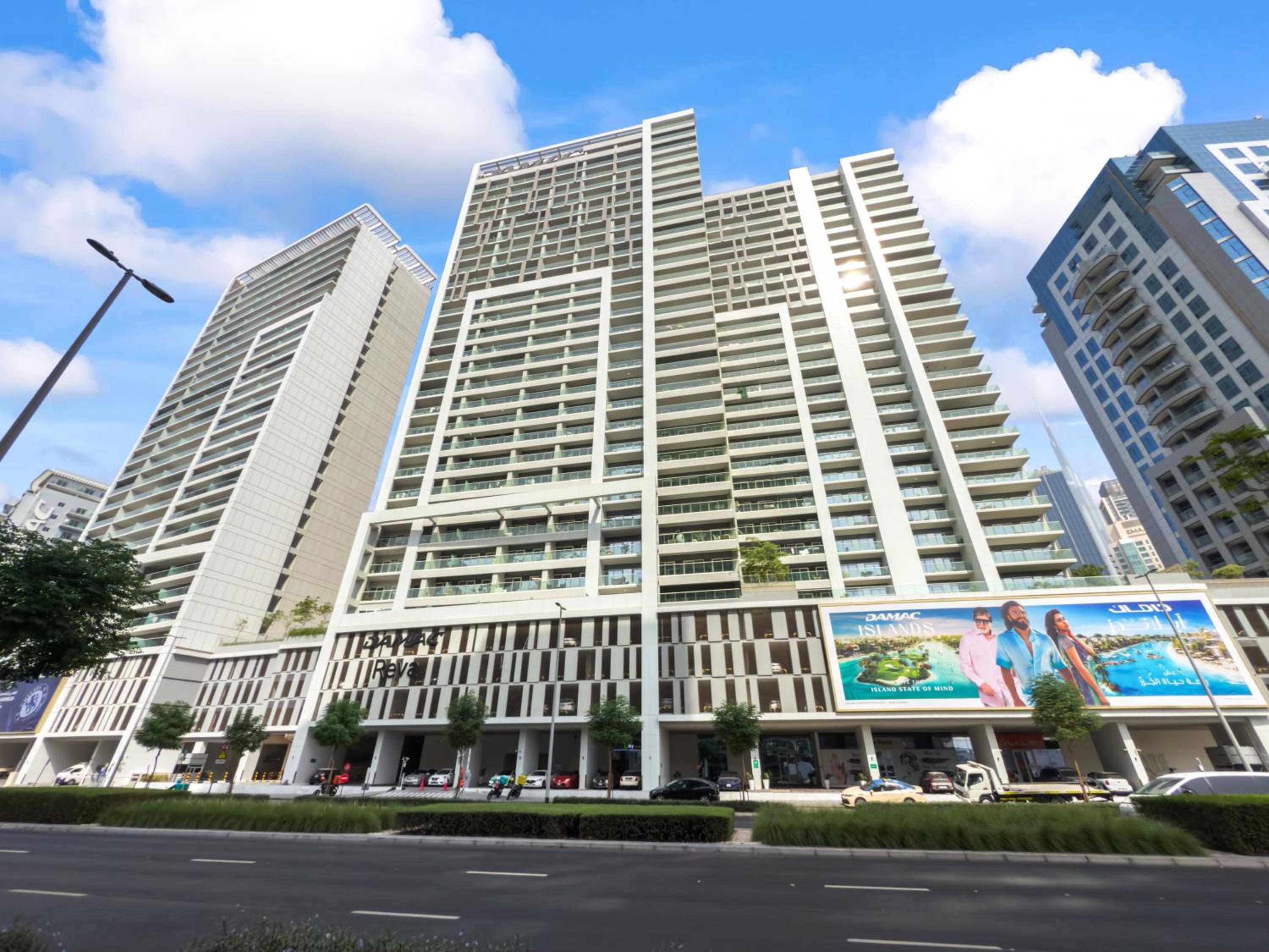Burj khalifa and Canal views - Luxury Apartments for Rent in Dubai Business Bay
