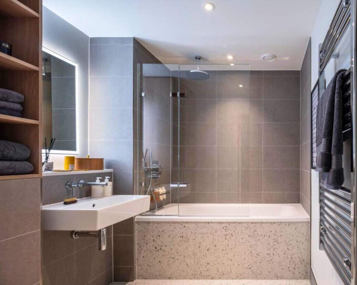 Luxury Penthouse 2Bed 2Bath 2Balcony London Eye & River Views with GYM & AC & Incredible Rooftop View