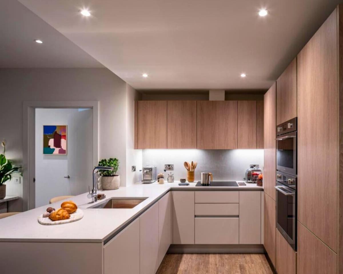 Luxury Penthouse 2Bed 2Bath 2Balcony London Eye & River Views with GYM & AC & Incredible Rooftop View