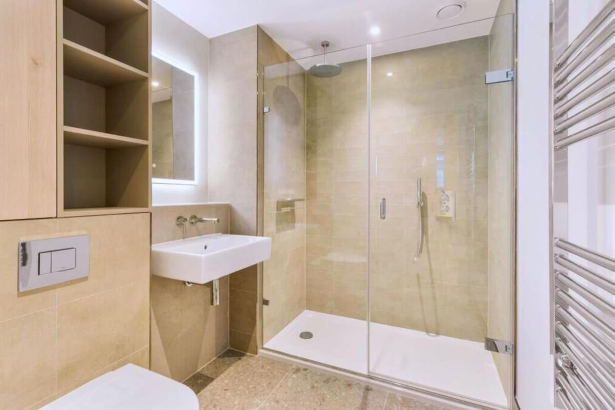 Luxury Penthouse 2Bed 2Bath 2Balcony London Eye & River Views with GYM & AC & Incredible Rooftop View