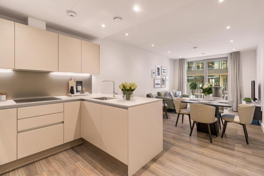 Luxury Penthouse 2Bed 2Bath 2Balcony London Eye & River Views with GYM & AC & Incredible Rooftop View