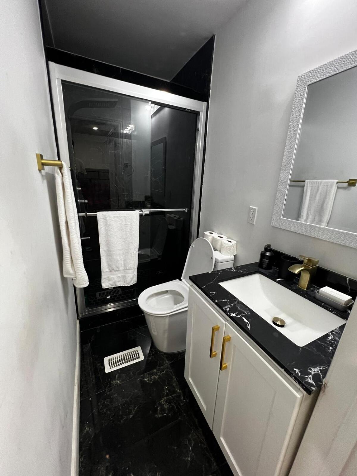 Three Bedroom Spacious Bangalow with Free Parking, closer to commercial area and highways