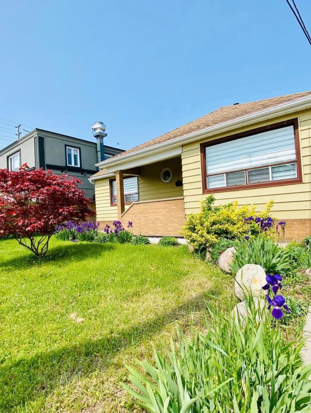 Three Bedroom Spacious Bangalow with Free Parking, closer to commercial area and highways