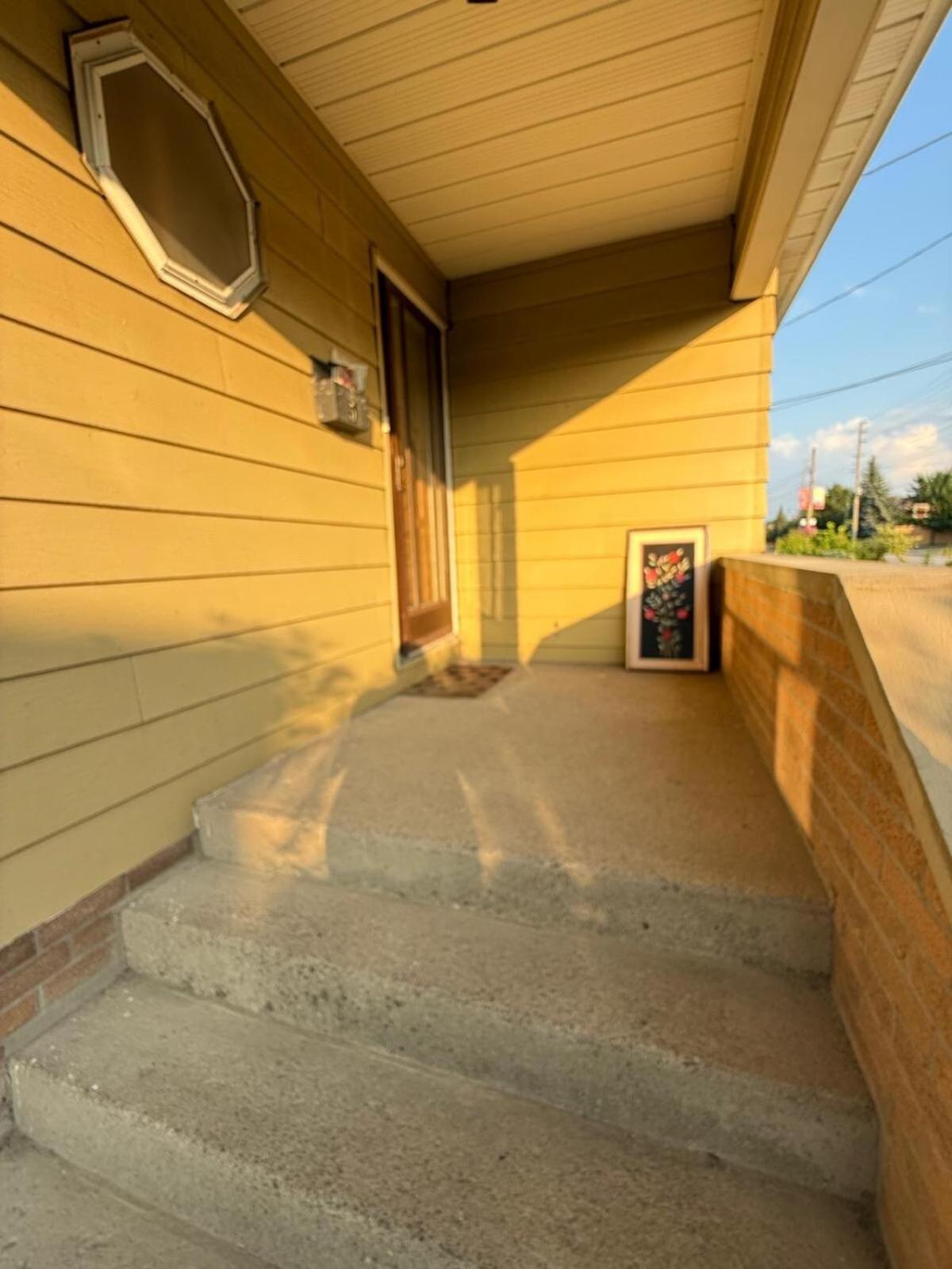 Three Bedroom Spacious Bangalow with Free Parking, closer to commercial area and highways