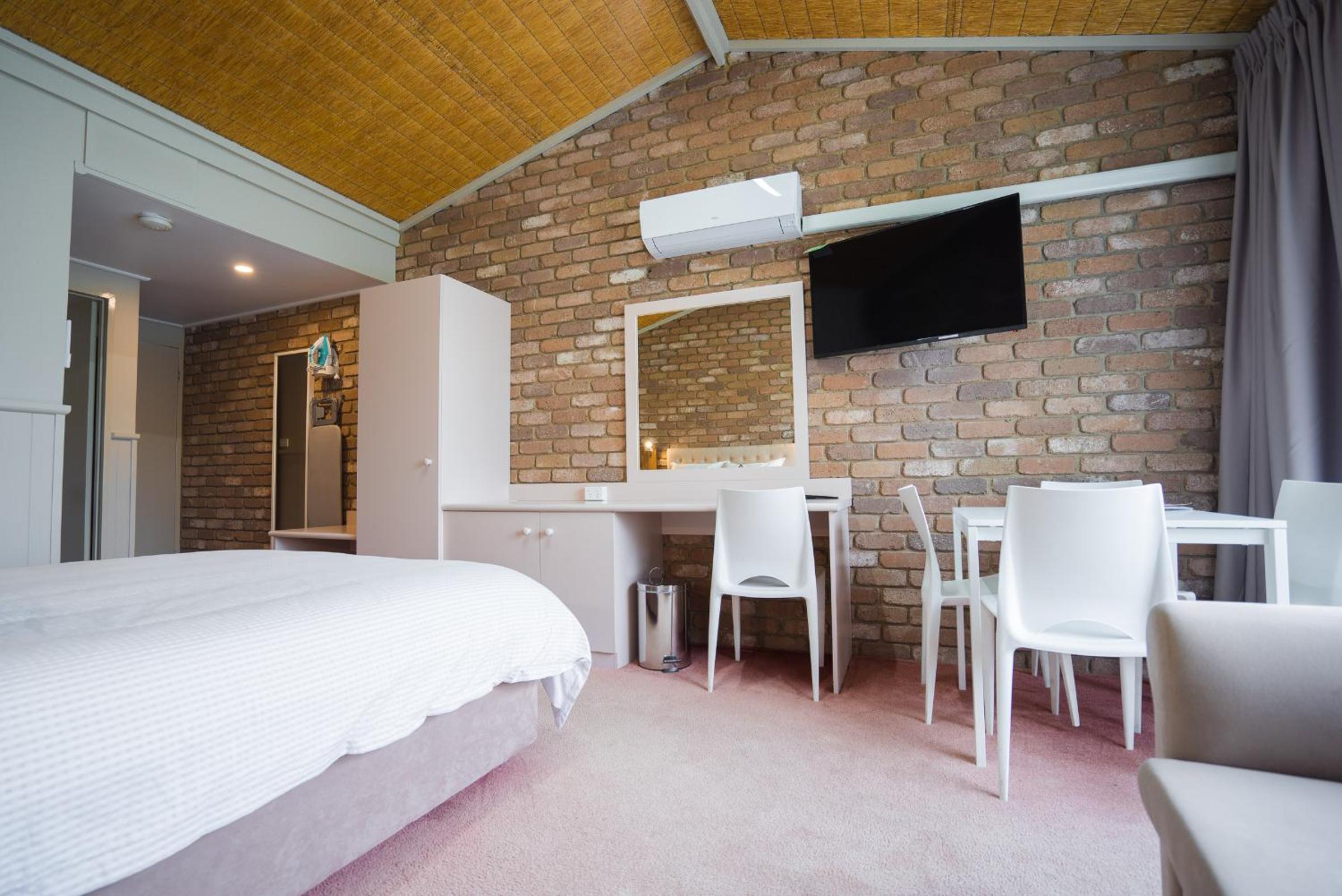 Farnham Court Motel and Restaurant