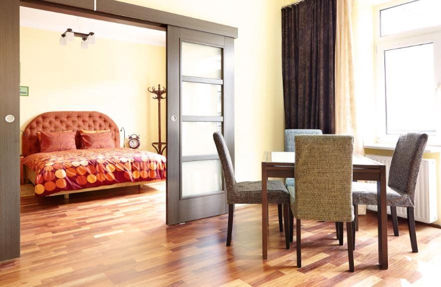 Lovely Funky Flat near Royal Park view 3