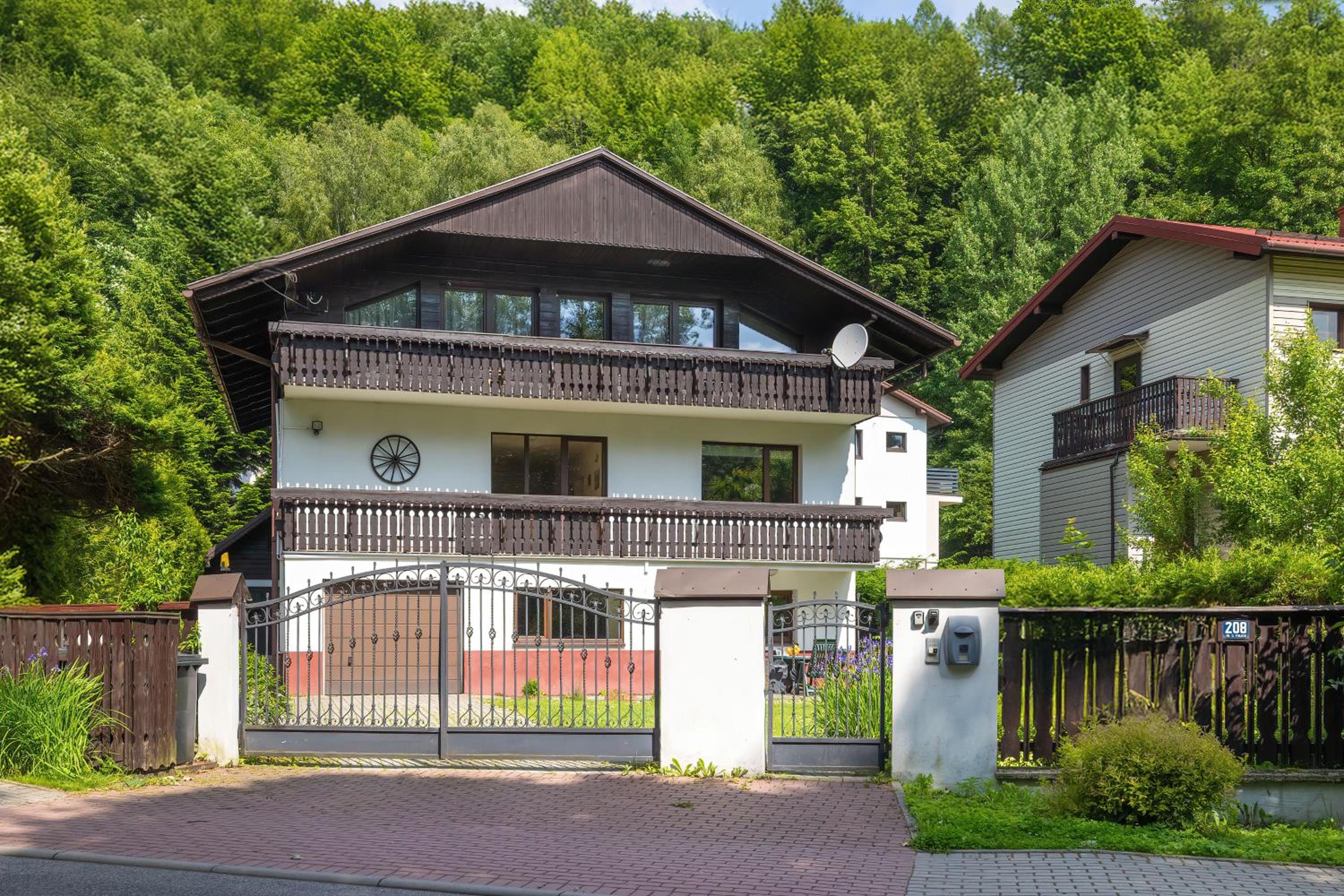 Bystra Unique House in the Mountains with Terrace, Garden & Parking by Noclegi Renters, photo 4