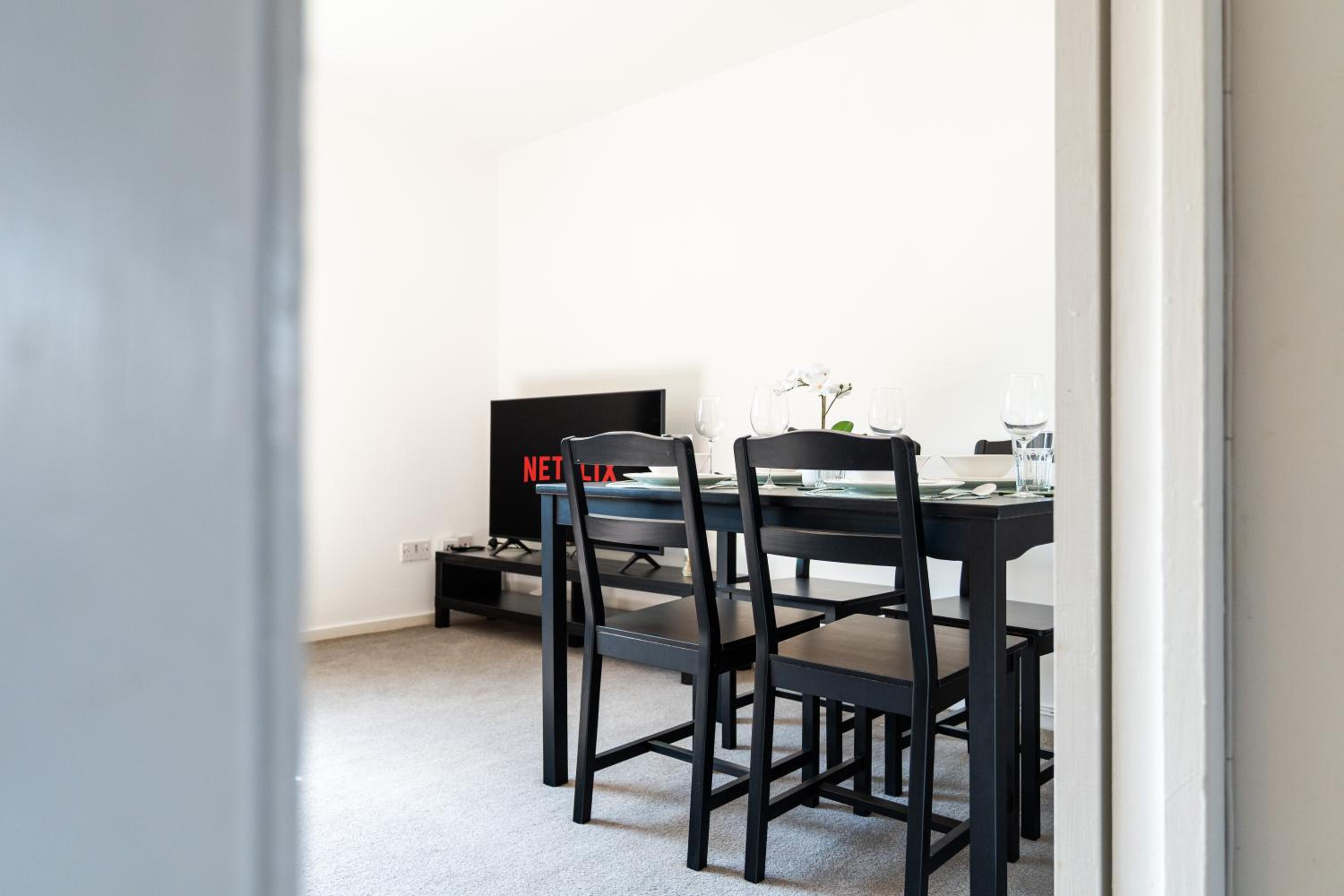 2 Bedroom Flat - Free Parking- by Holiday Homes