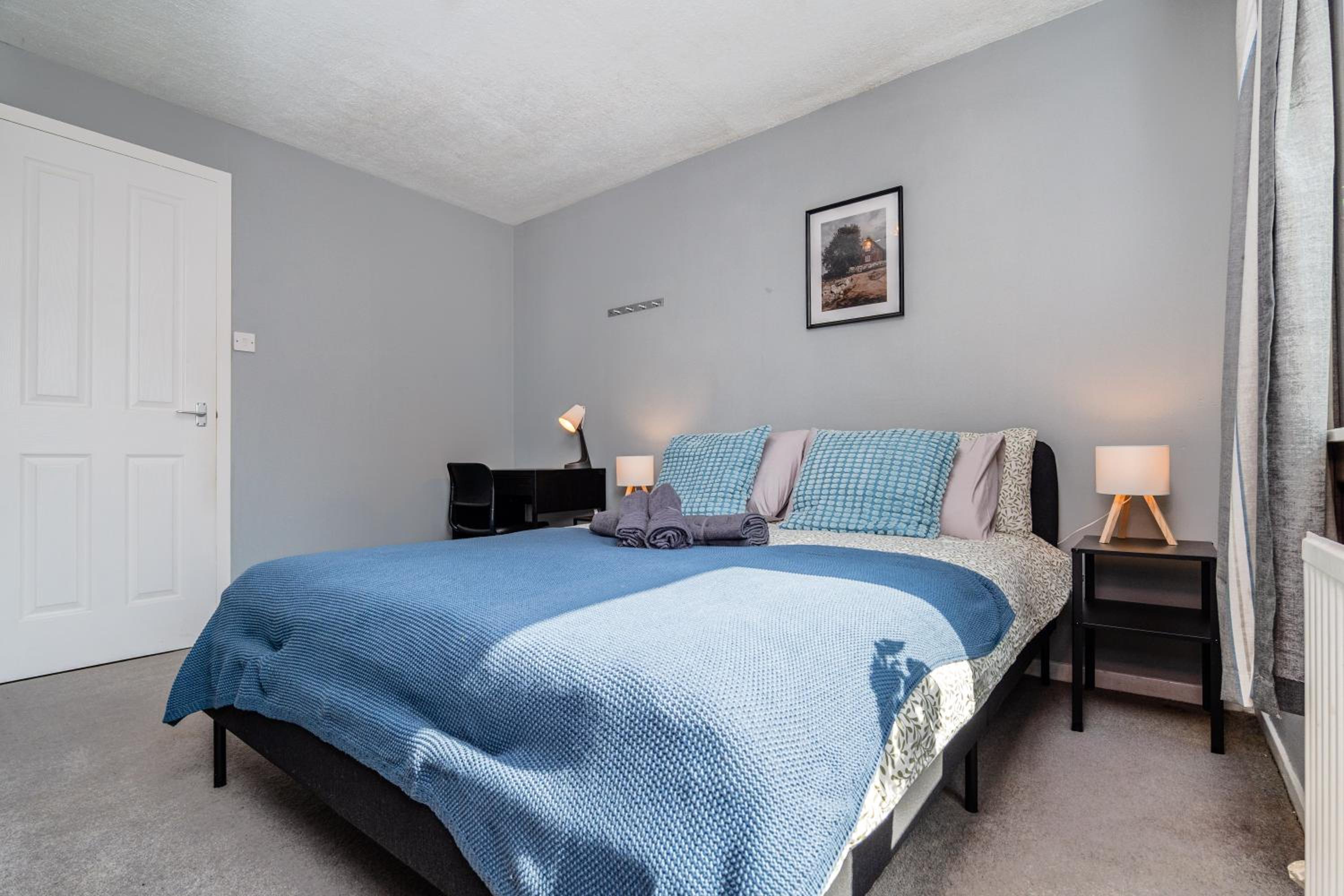 2 Bedroom Flat - Free Parking- by Holiday Homes