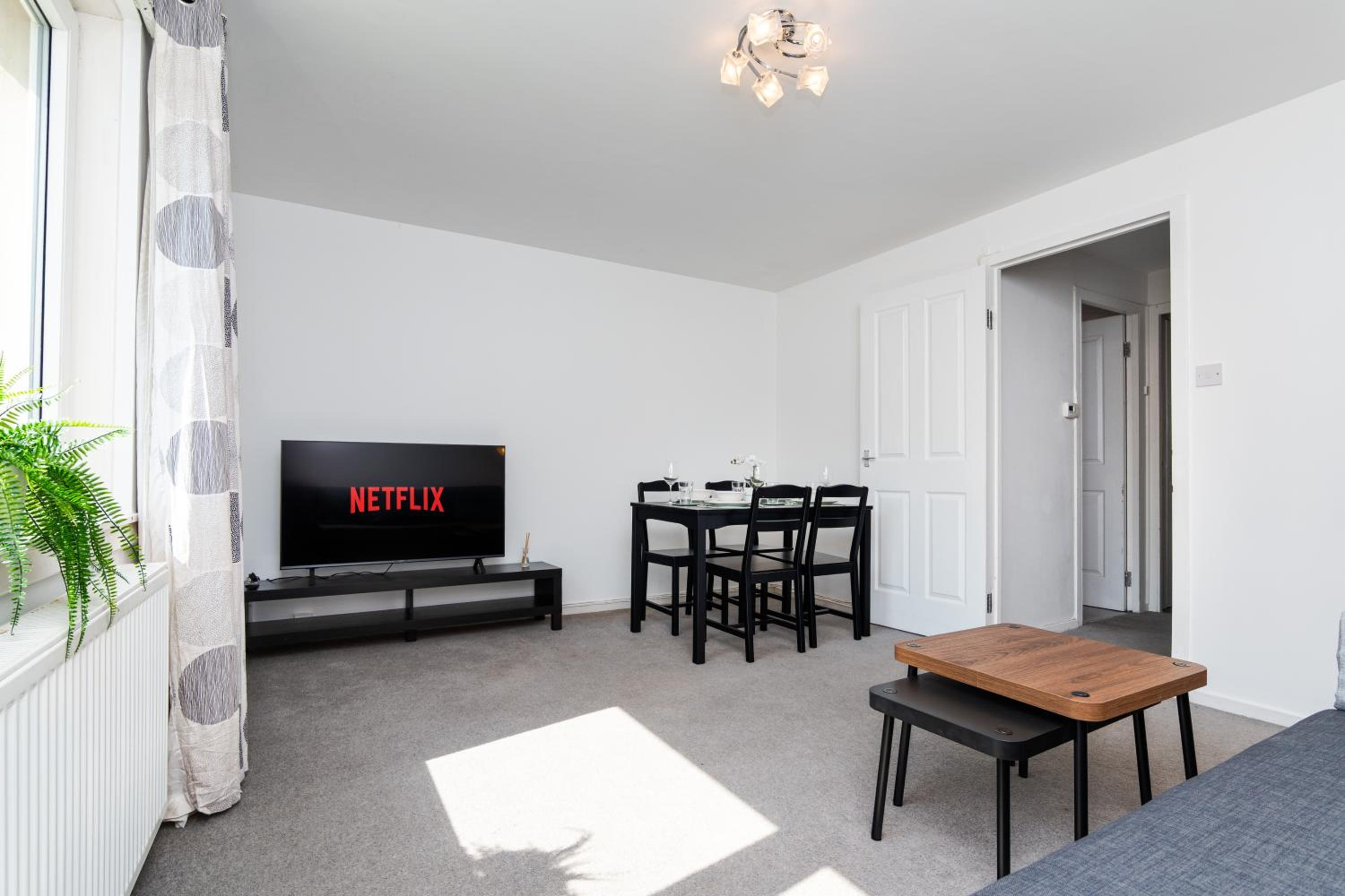 2 Bedroom Flat - Free Parking- by Holiday Homes