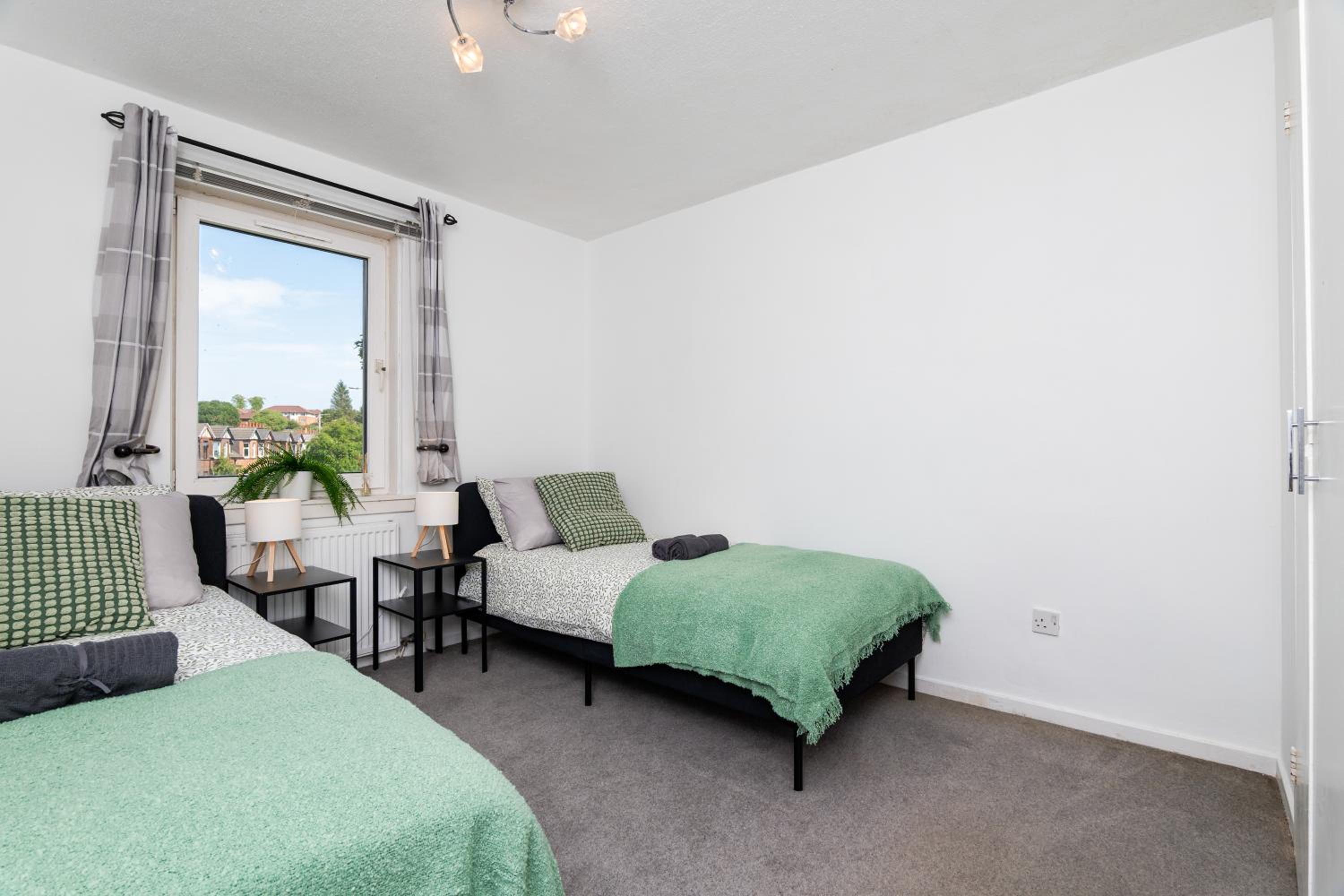 2 Bedroom Flat - Free Parking- by Holiday Homes
