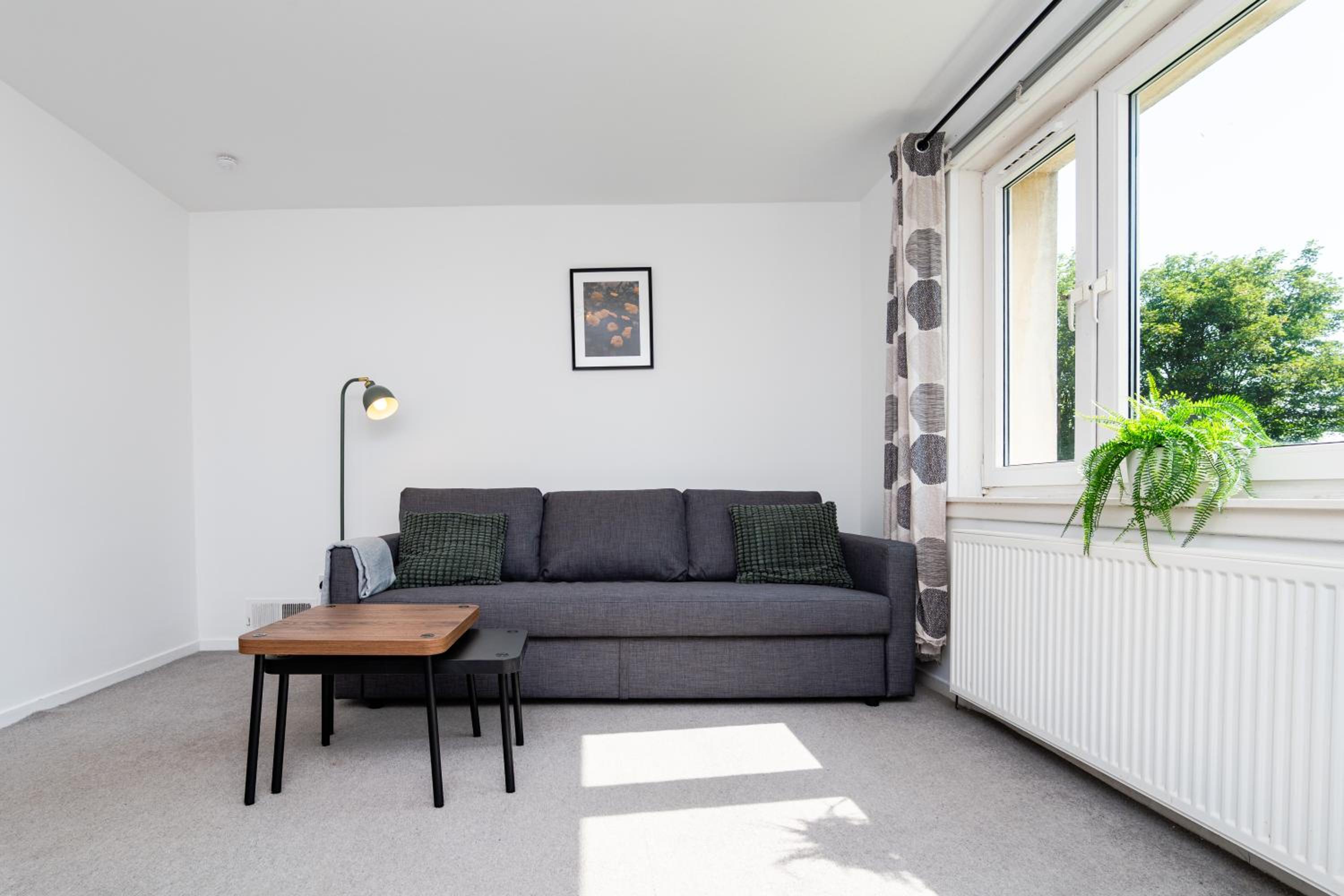 2 Bedroom Flat - Free Parking- by Holiday Homes
