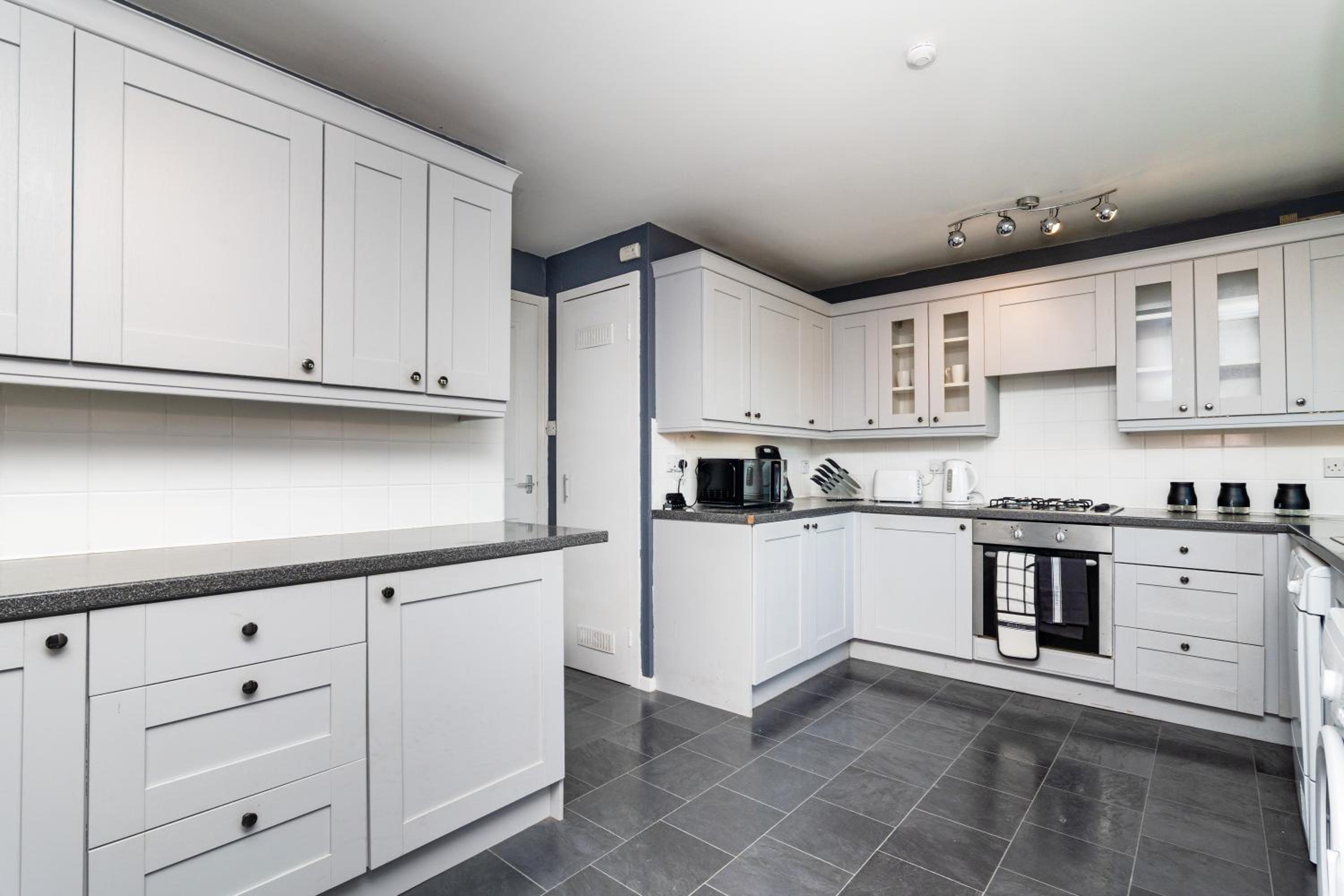 2 Bedroom Flat - Free Parking- by Holiday Homes