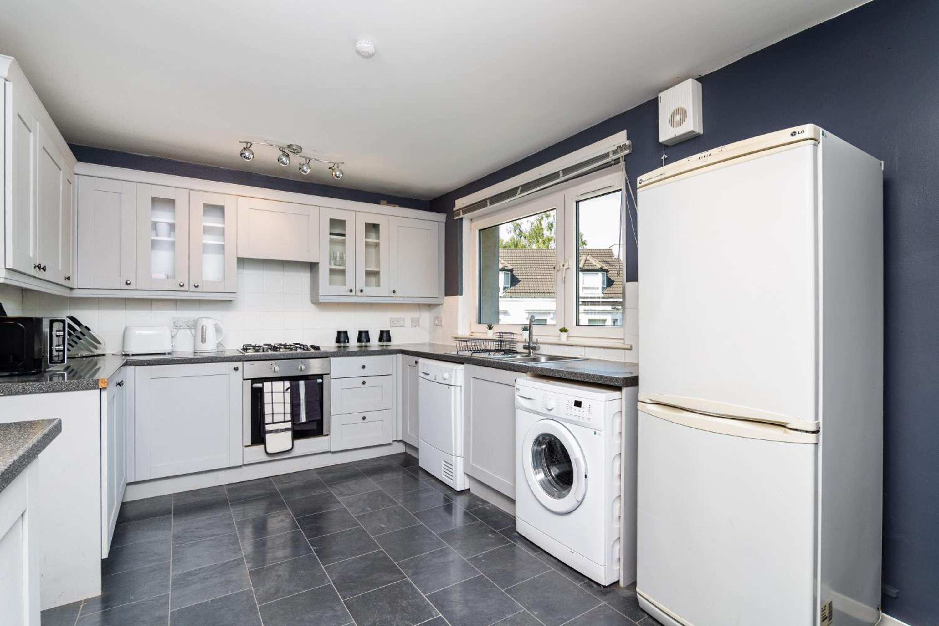 2 Bedroom Flat - Free Parking- by Holiday Homes