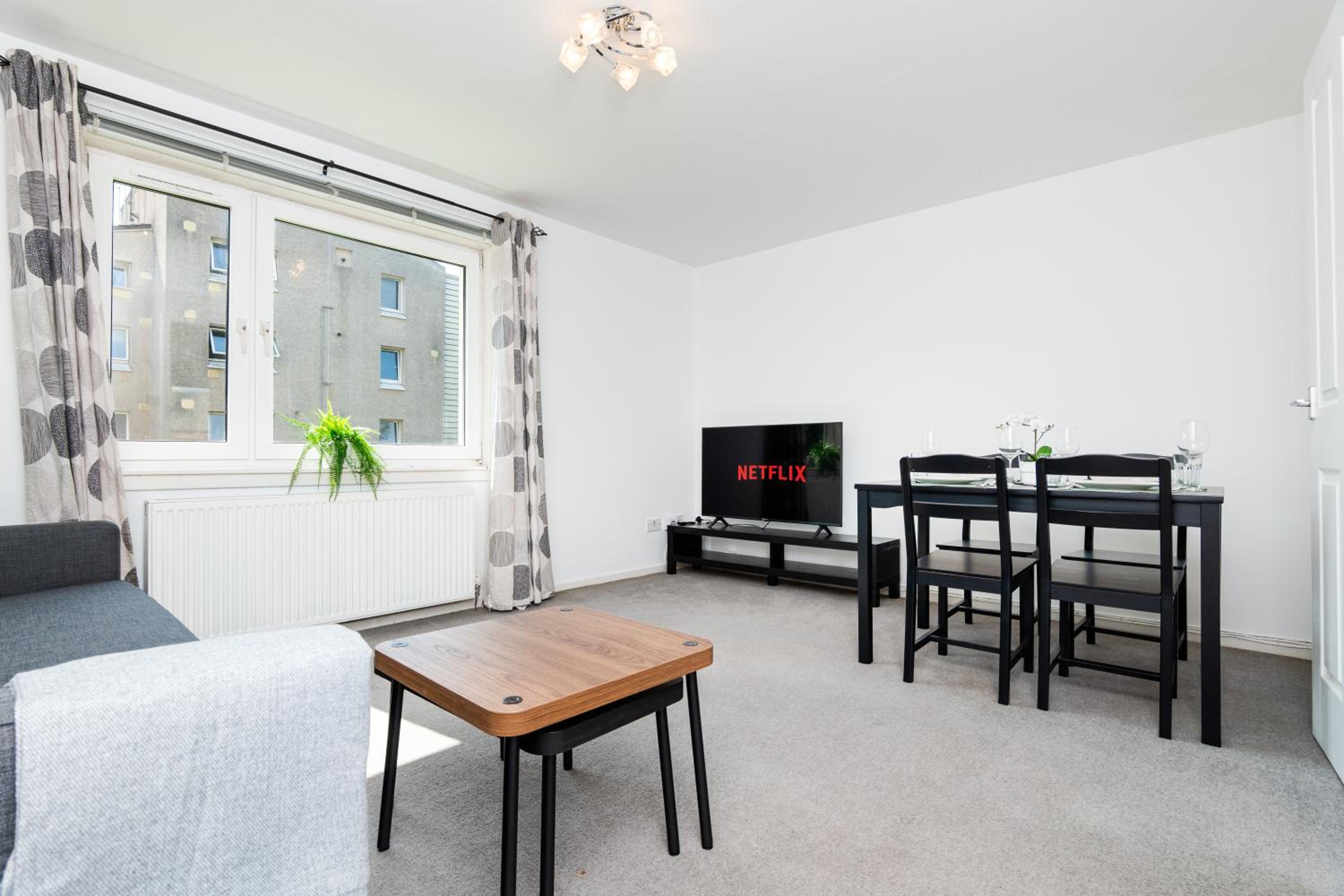 2 Bedroom Flat - Free Parking- by Holiday Homes