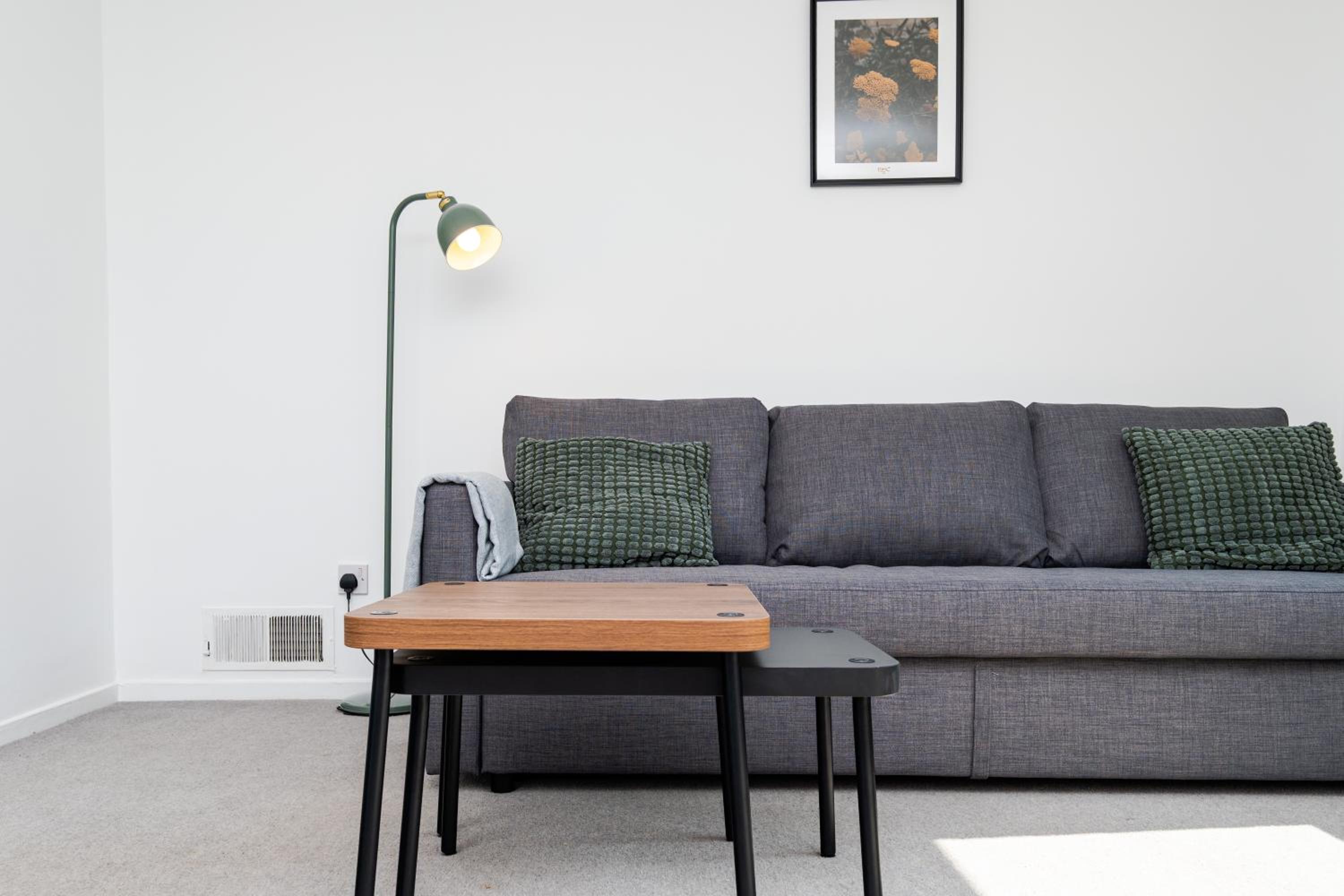 2 Bedroom Flat - Free Parking- by Holiday Homes