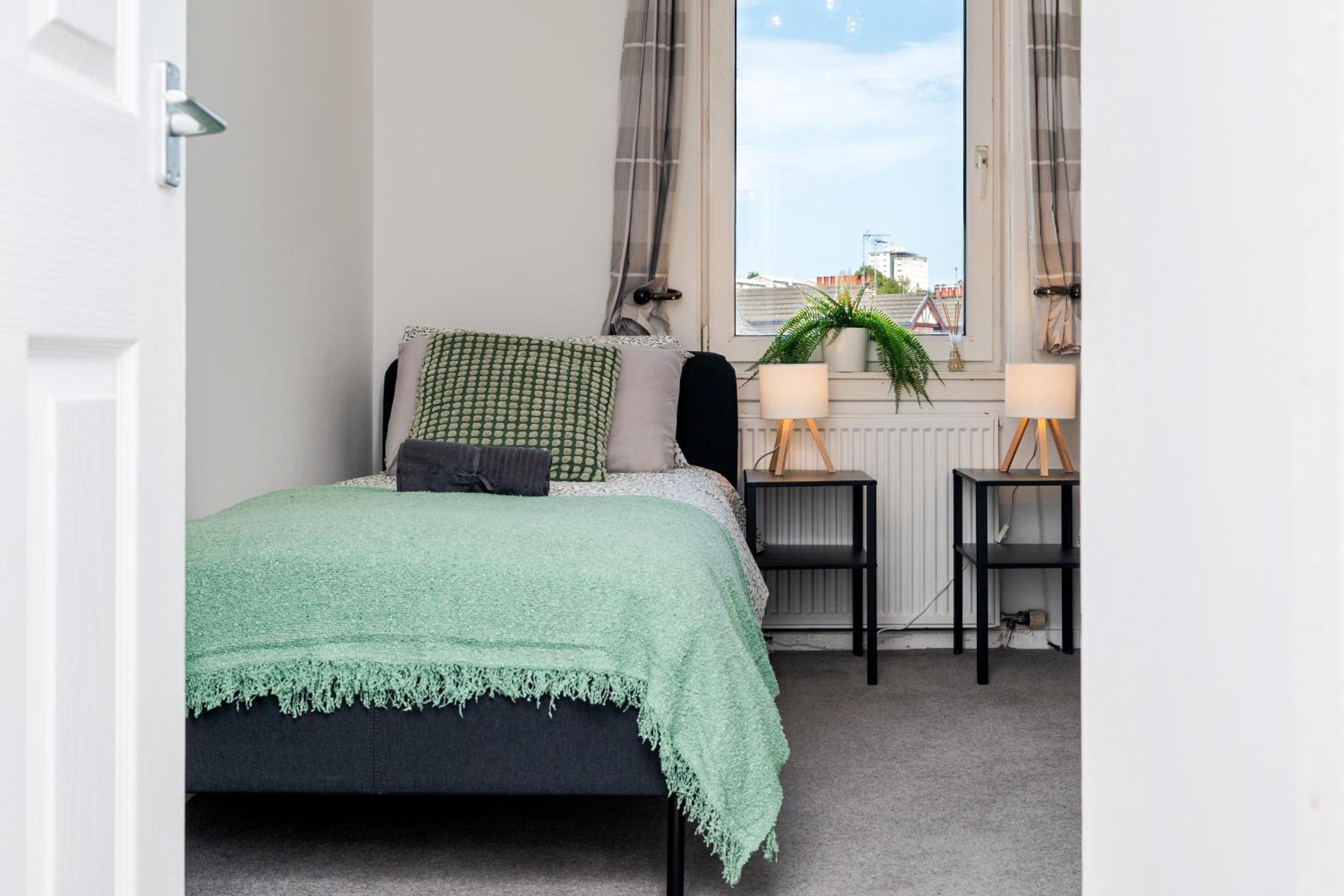 2 Bedroom Flat - Free Parking- by Holiday Homes