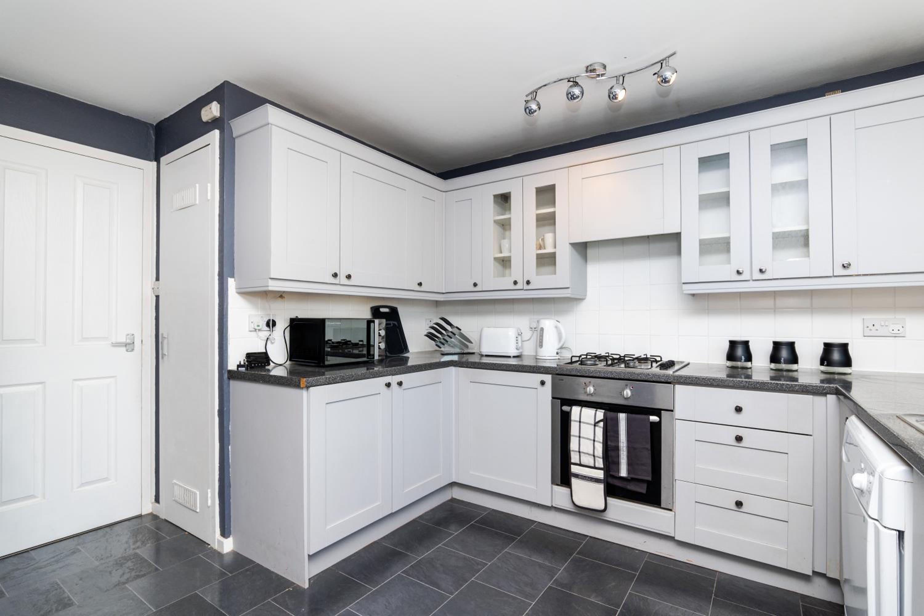2 Bedroom Flat - Free Parking- by Holiday Homes