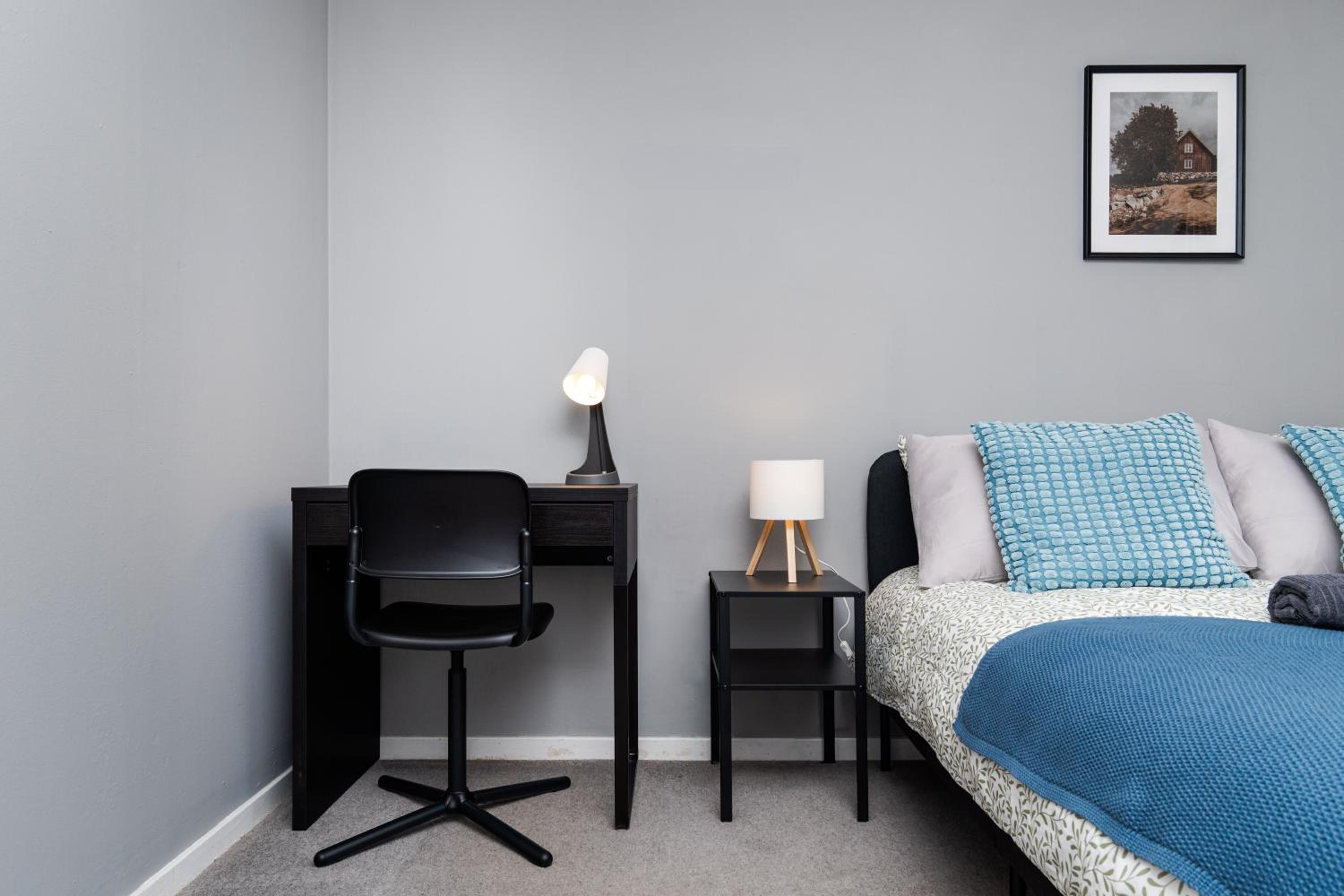 2 Bedroom Flat - Free Parking- by Holiday Homes