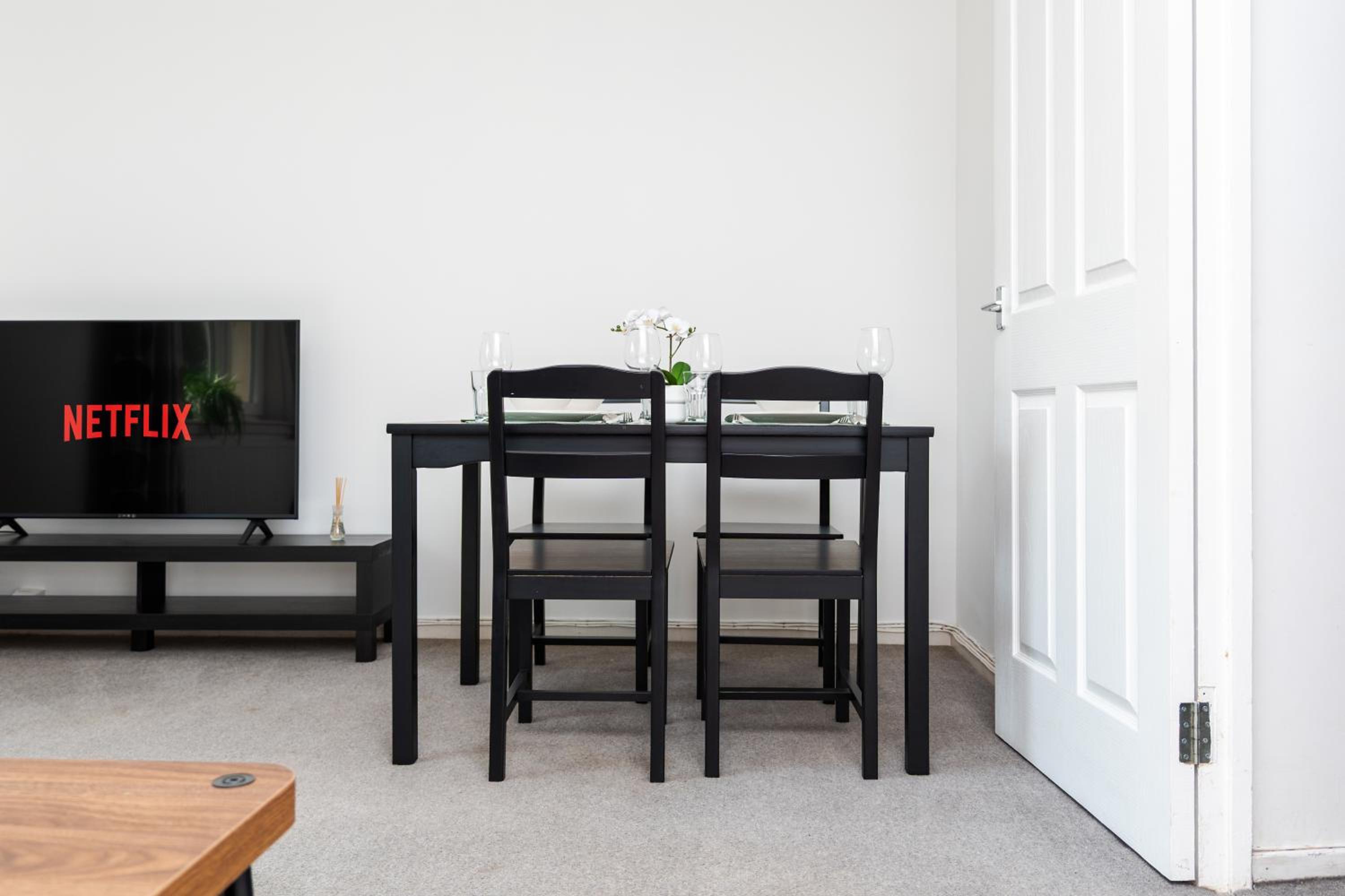 2 Bedroom Flat - Free Parking- by Holiday Homes