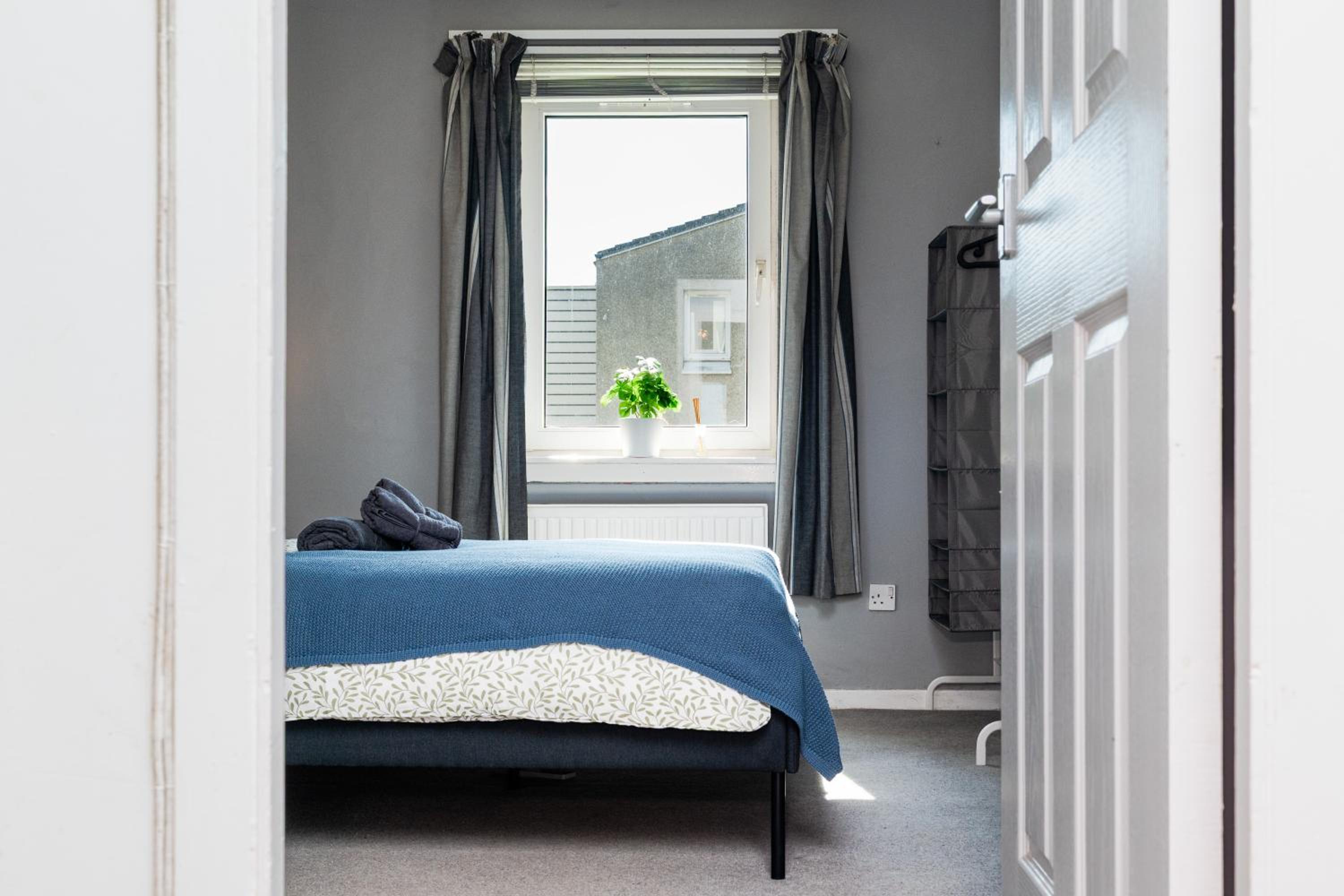 2 Bedroom Flat - Free Parking- by Holiday Homes