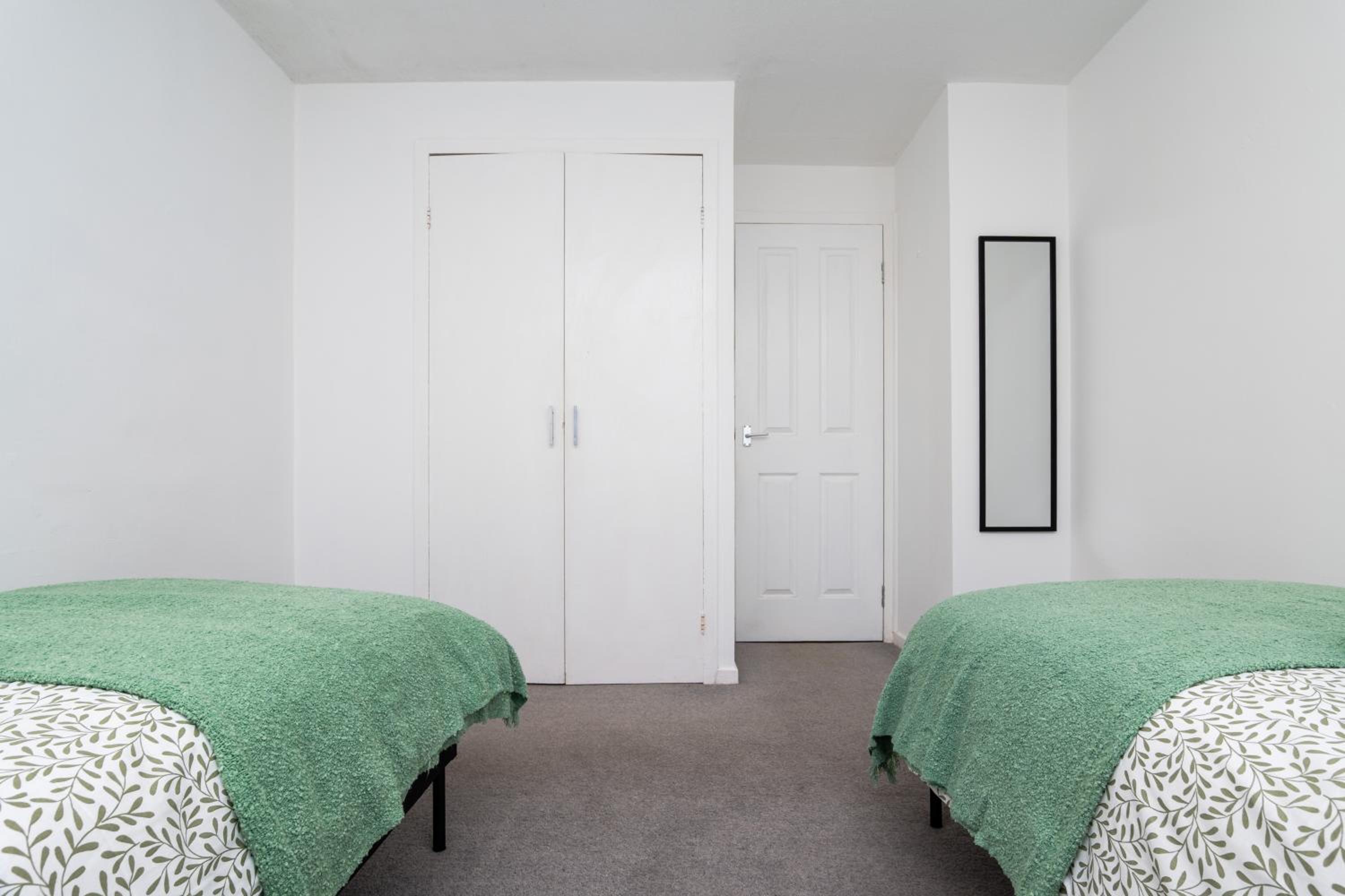 2 Bedroom Flat - Free Parking- by Holiday Homes
