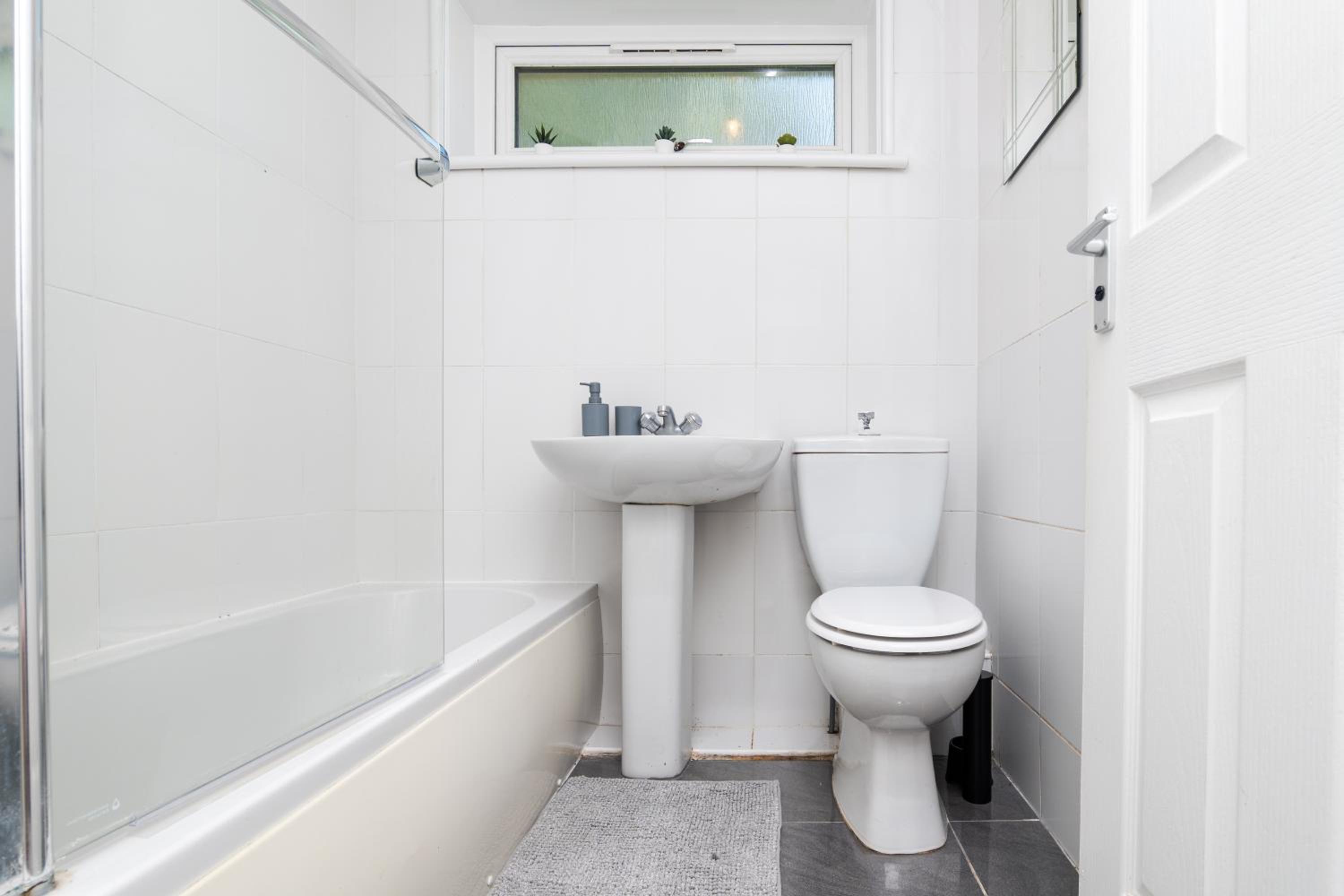 2 Bedroom Flat - Free Parking- by Holiday Homes