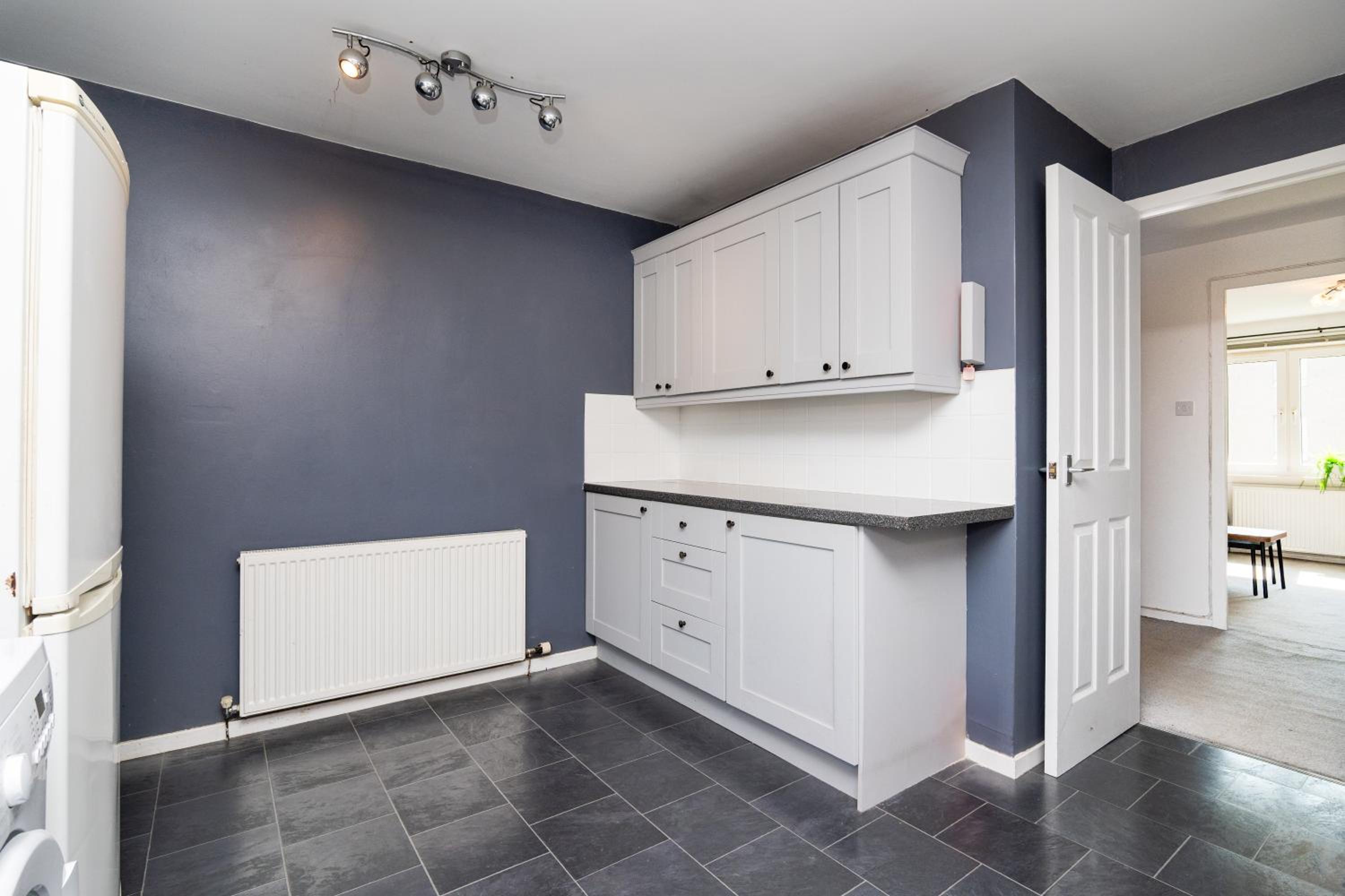 2 Bedroom Flat - Free Parking- by Holiday Homes