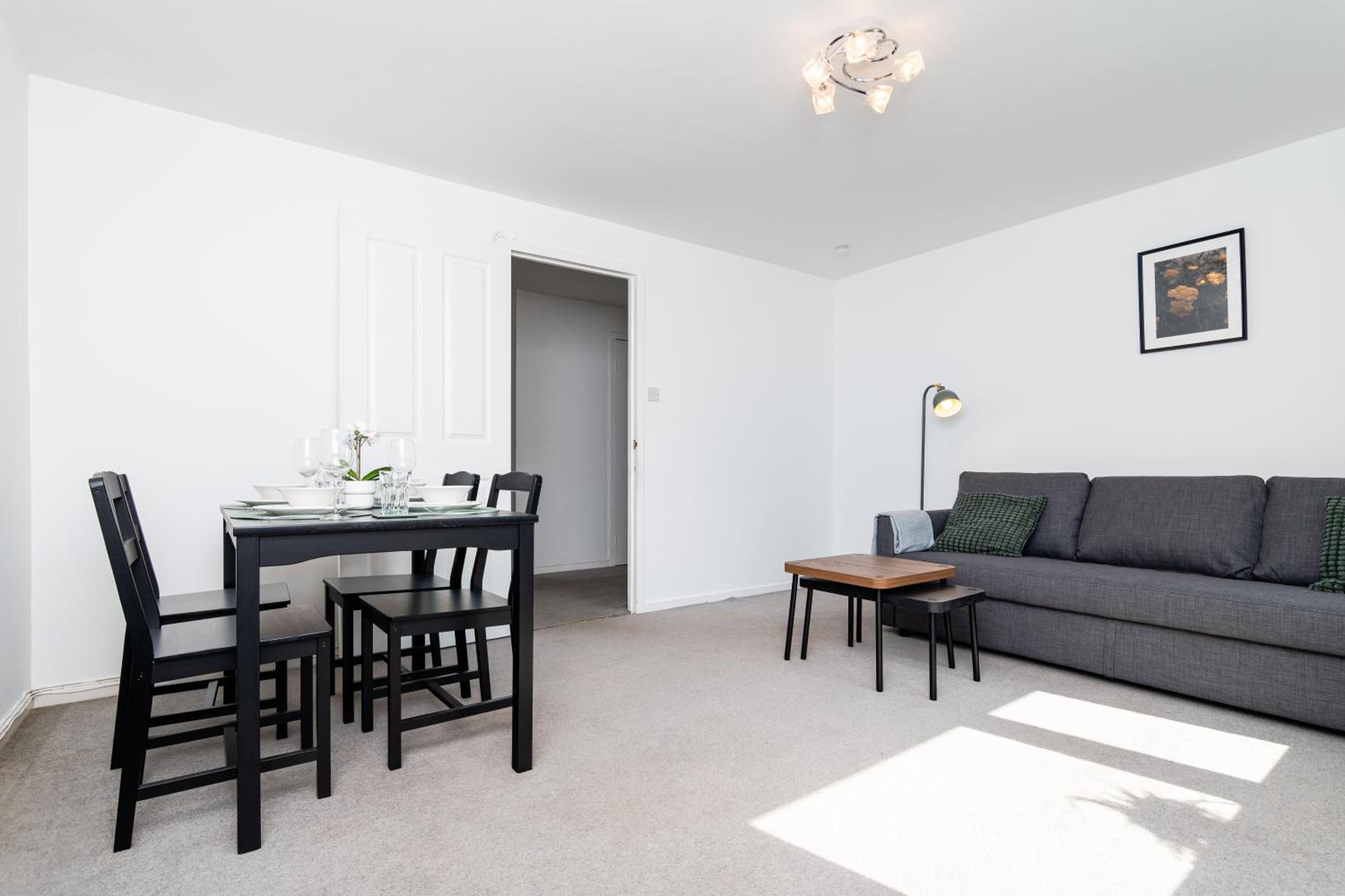 2 Bedroom Flat - Free Parking- by Holiday Homes