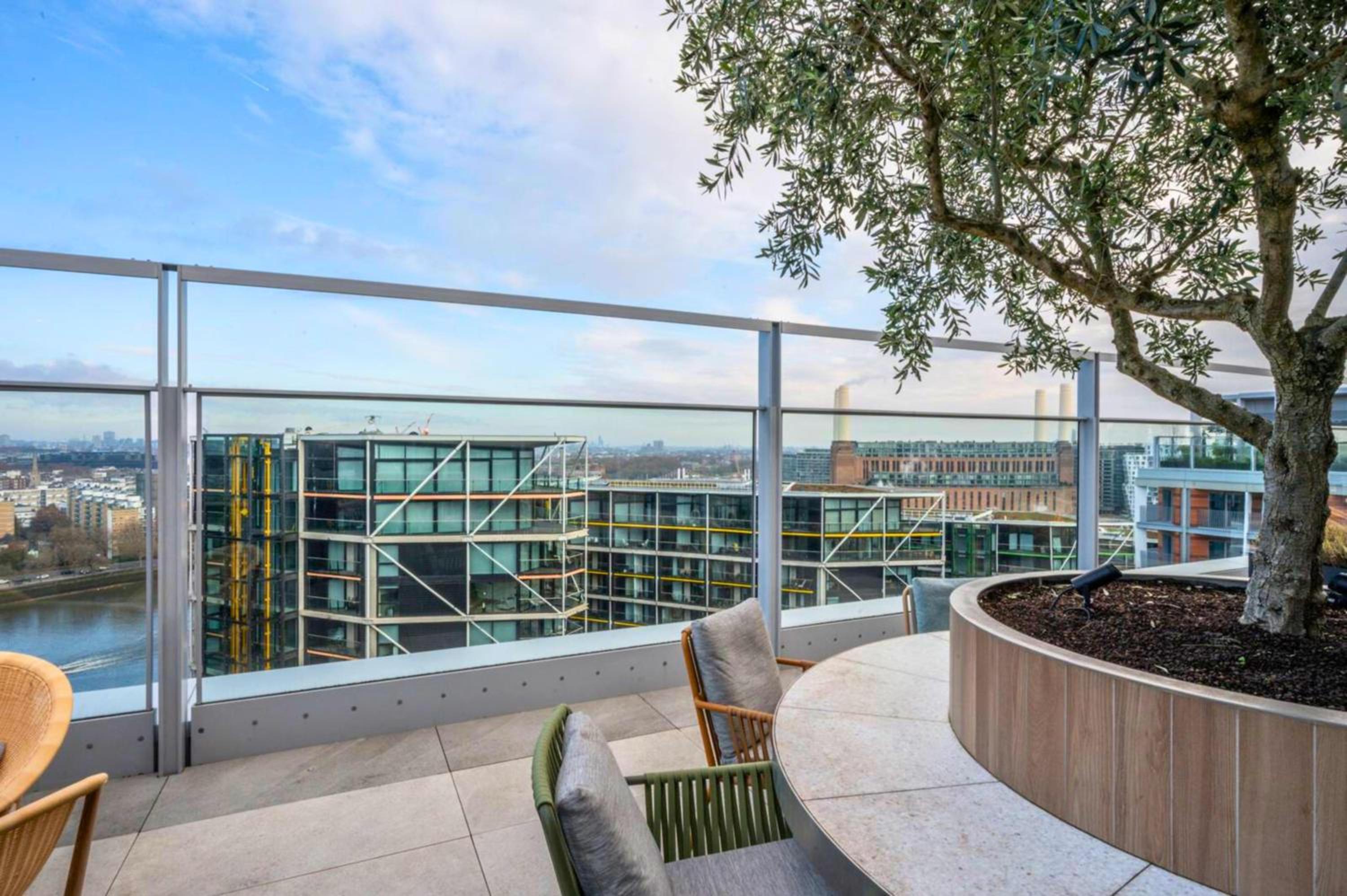 Luxury Penthouse 2Bed 2Bath 2Balcony London Eye & River Views with GYM & AC & Incredible Rooftop View