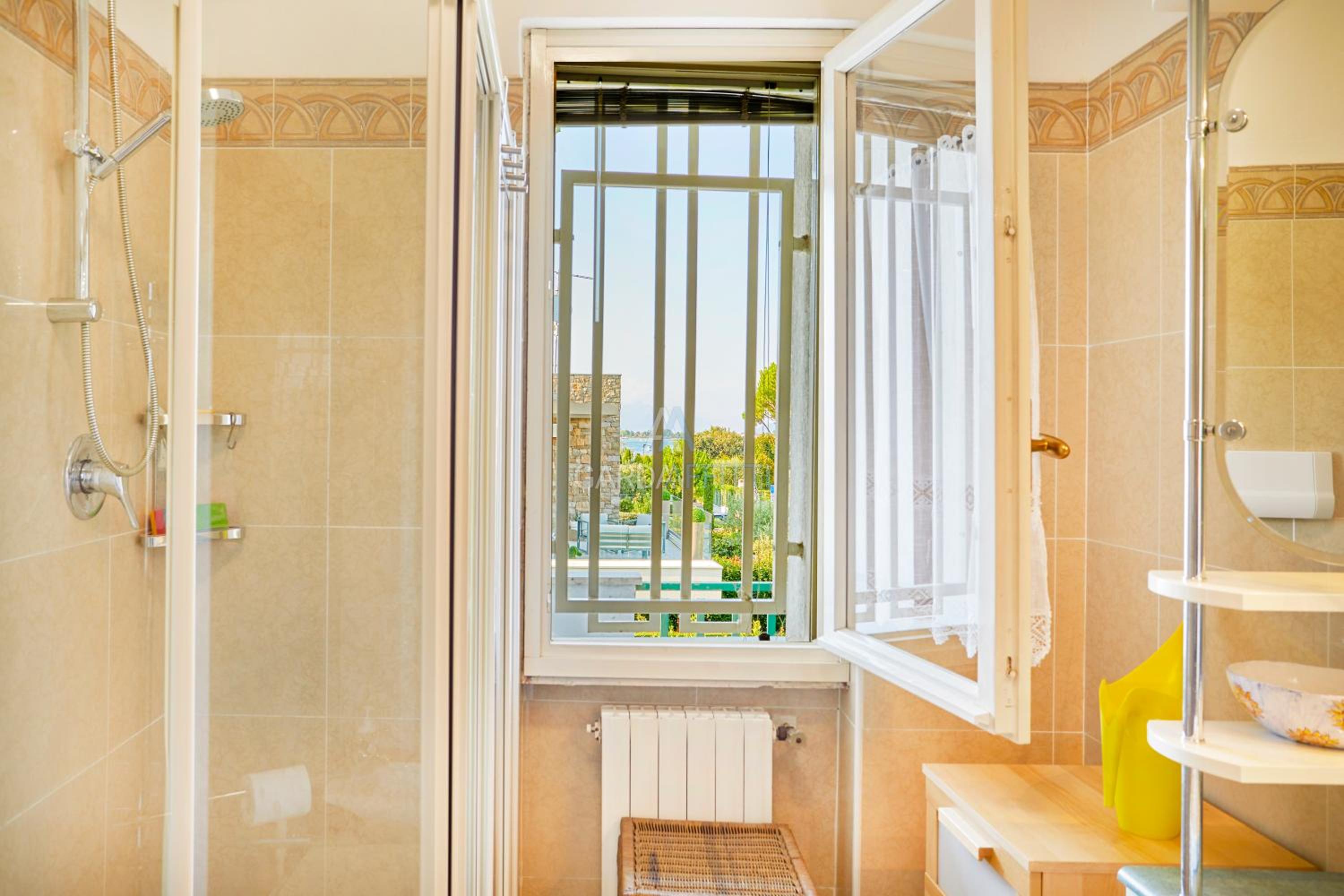 Villa Roma - Vista Lago e Relax tra Giardino e Terrazza