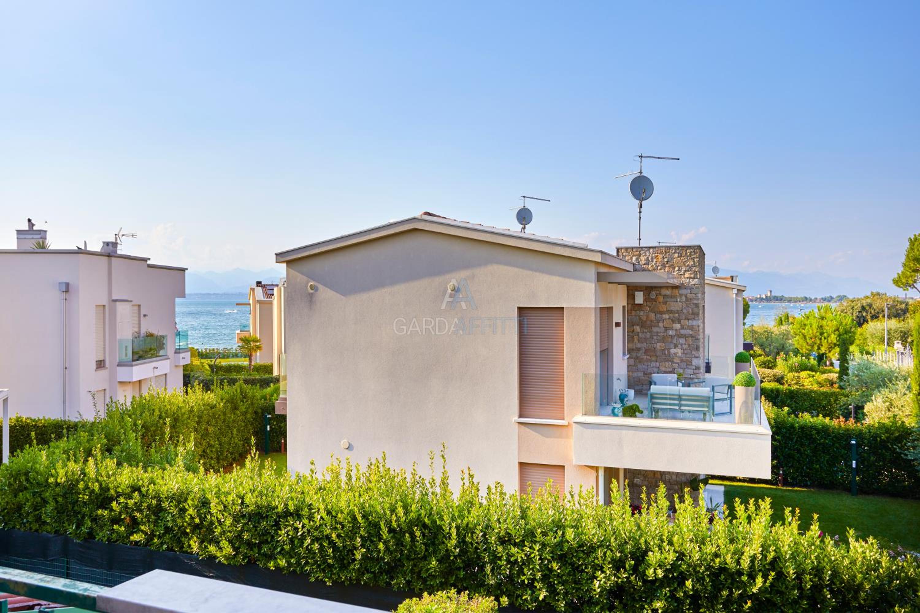 Villa Roma - Vista Lago e Relax tra Giardino e Terrazza