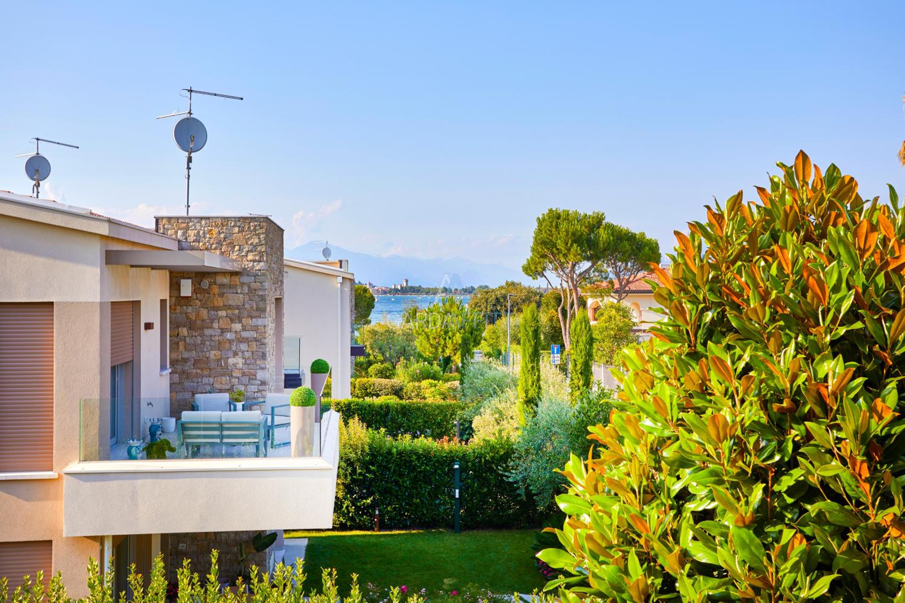 Villa Roma - Vista Lago e Relax tra Giardino e Terrazza