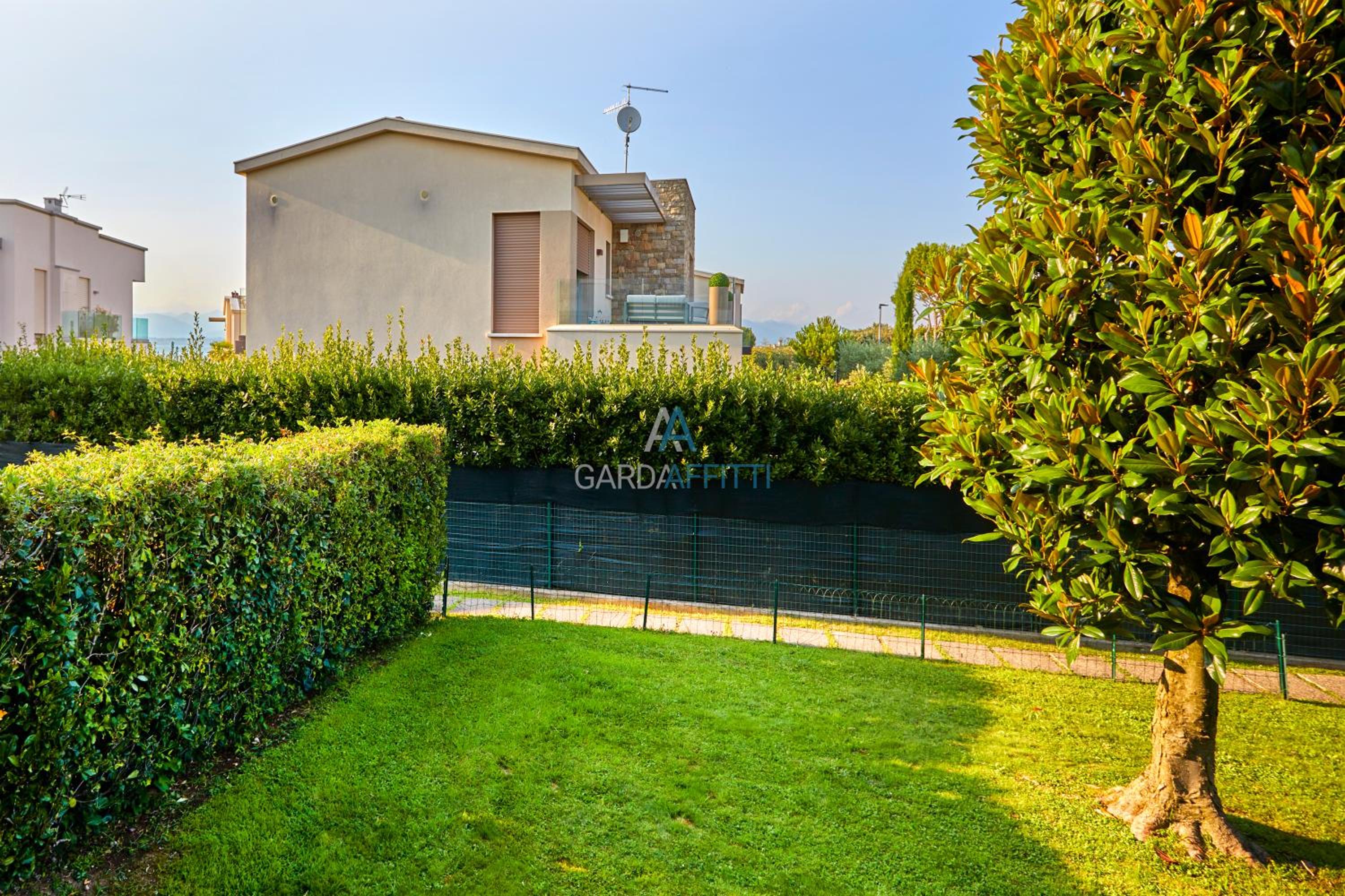 Villa Roma - Vista Lago e Relax tra Giardino e Terrazza