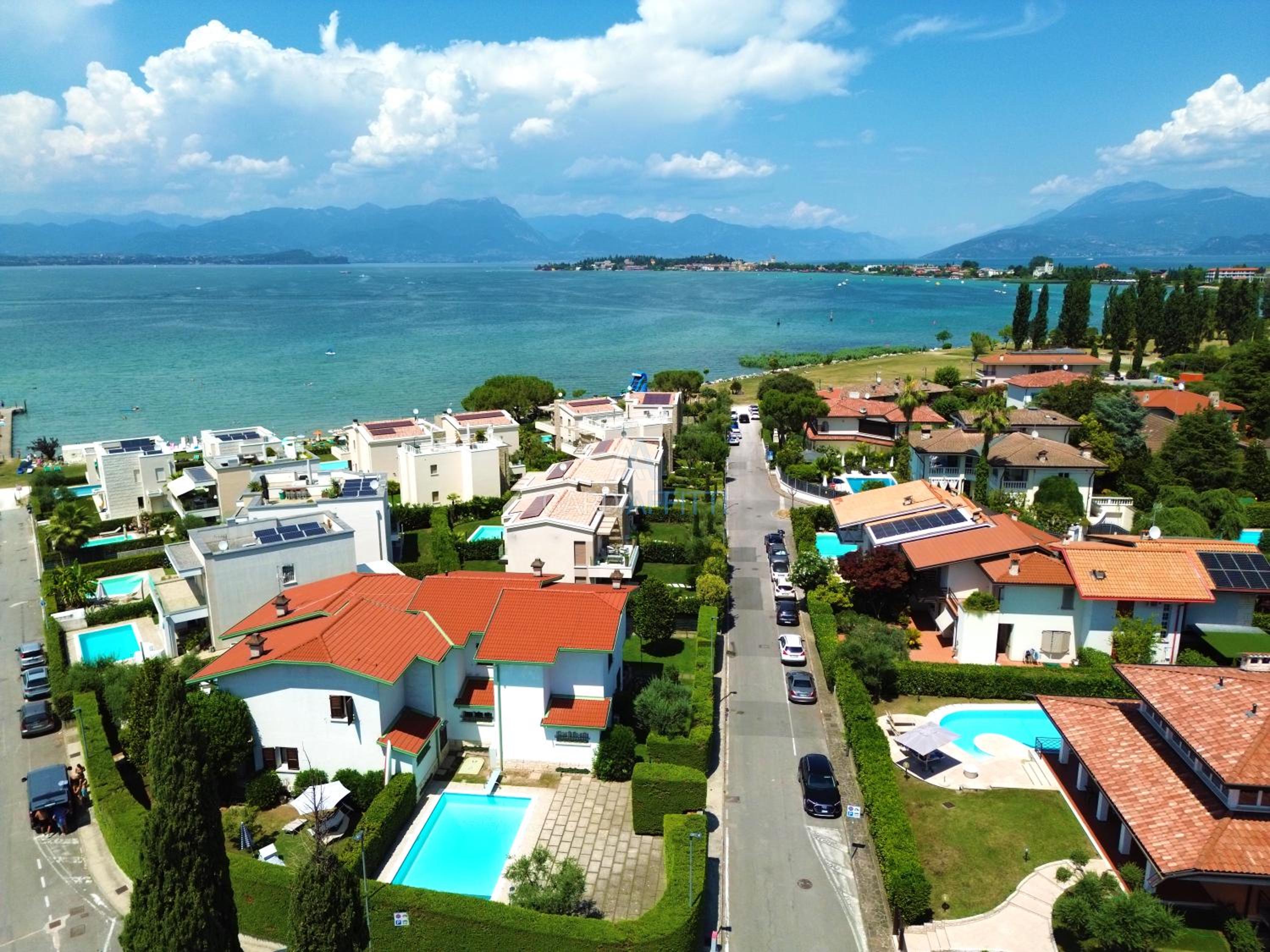 Villa Roma - Vista Lago e Relax tra Giardino e Terrazza