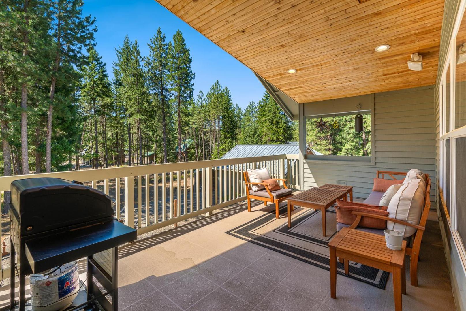 Cozy Pine Cabin Private Pool Access & Family Fun