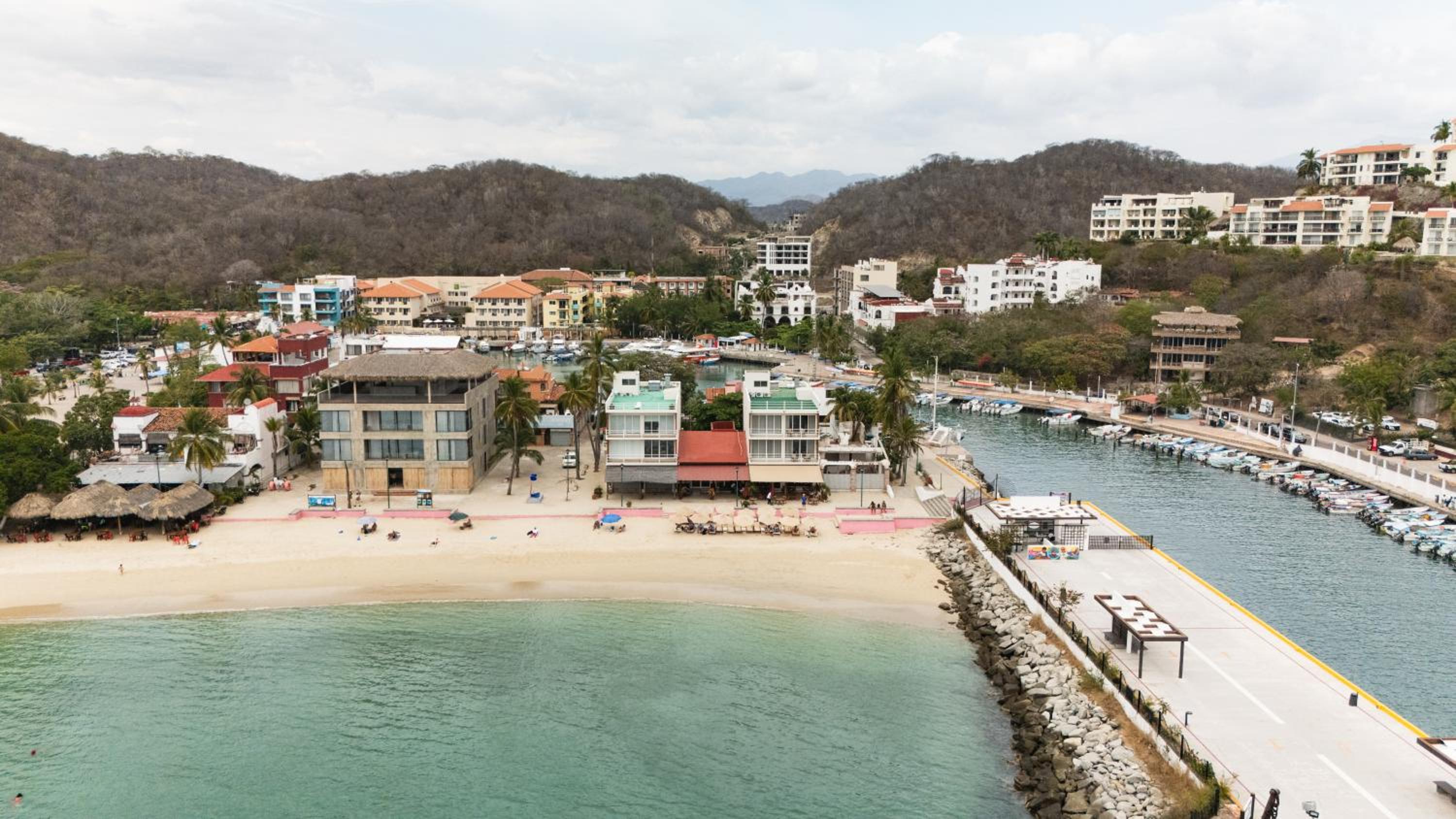 La Playa Suites Hotel